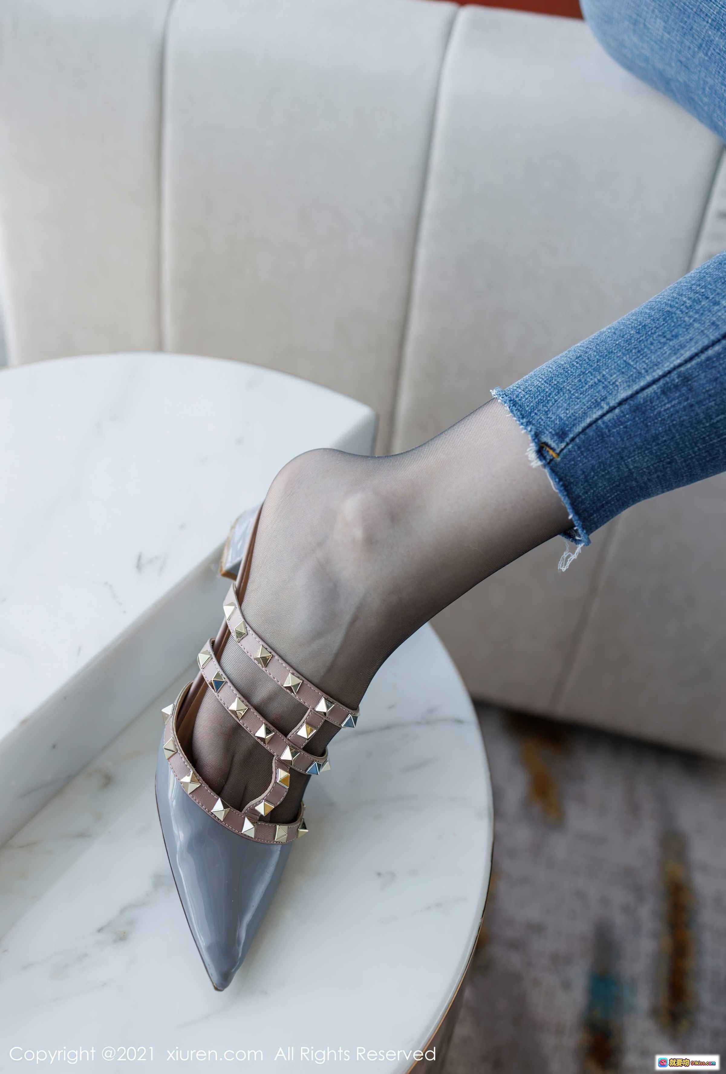 图片[5] - 吴雪瑶白色T恤牛仔裤居家写真 | 优雅坐姿橙色抱枕沙发场景 | XIUREN秀人网2021.11.10 No.4195 - 就要吻