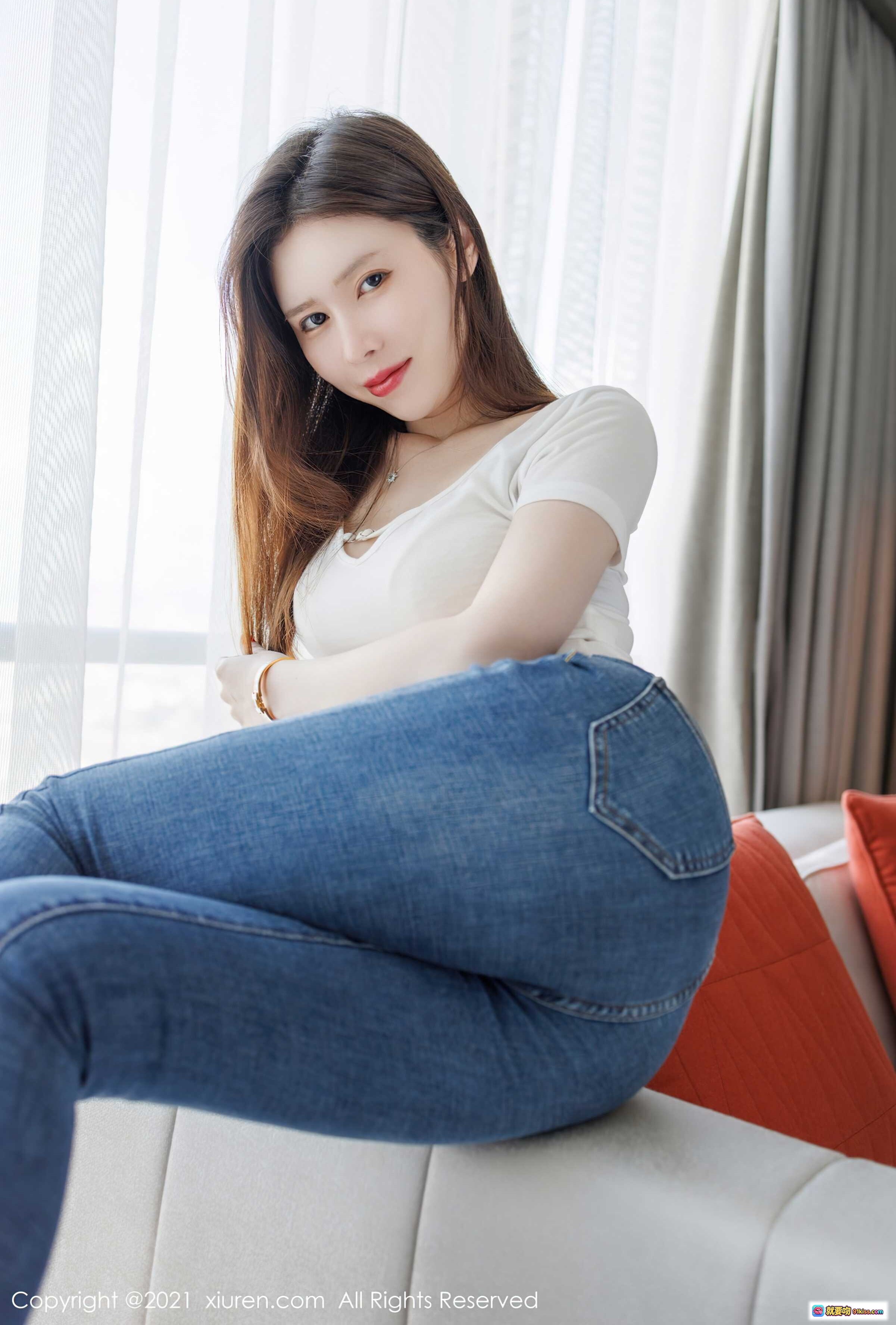 图片[7] - 吴雪瑶白色T恤牛仔裤居家写真 | 优雅坐姿橙色抱枕沙发场景 | XIUREN秀人网2021.11.10 No.4195 - 就要吻