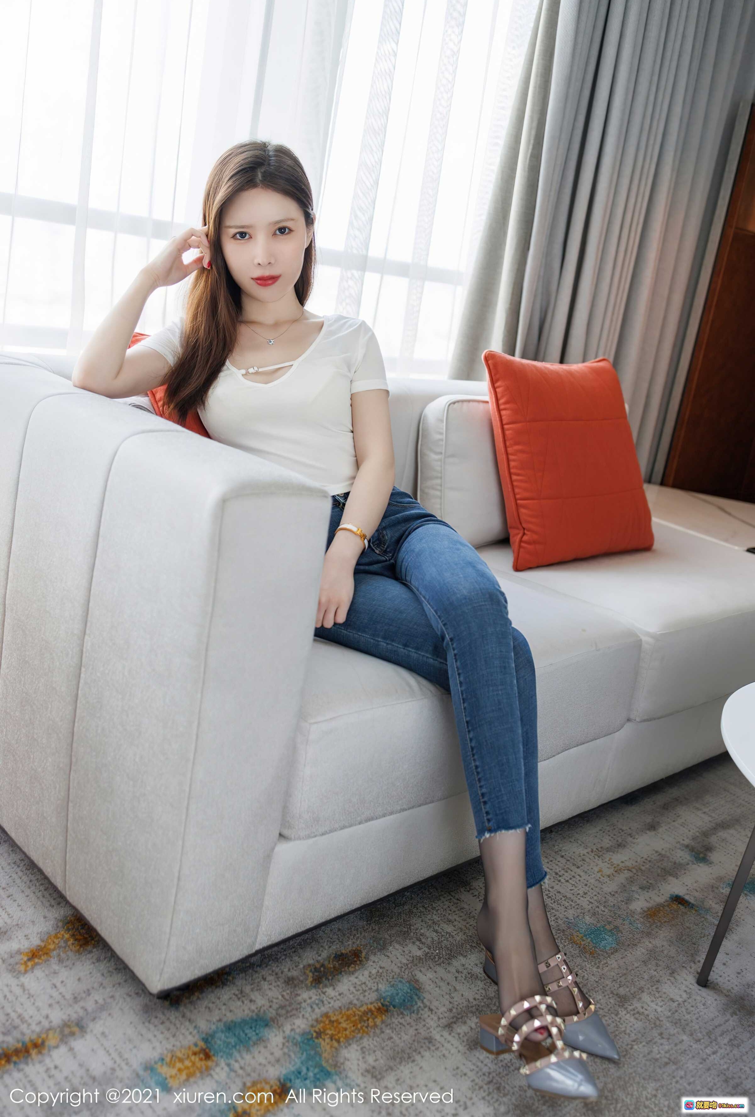 图片[1] - 吴雪瑶白色T恤牛仔裤居家写真 | 优雅坐姿橙色抱枕沙发场景 | XIUREN秀人网2021.11.10 No.4195 - 就要吻