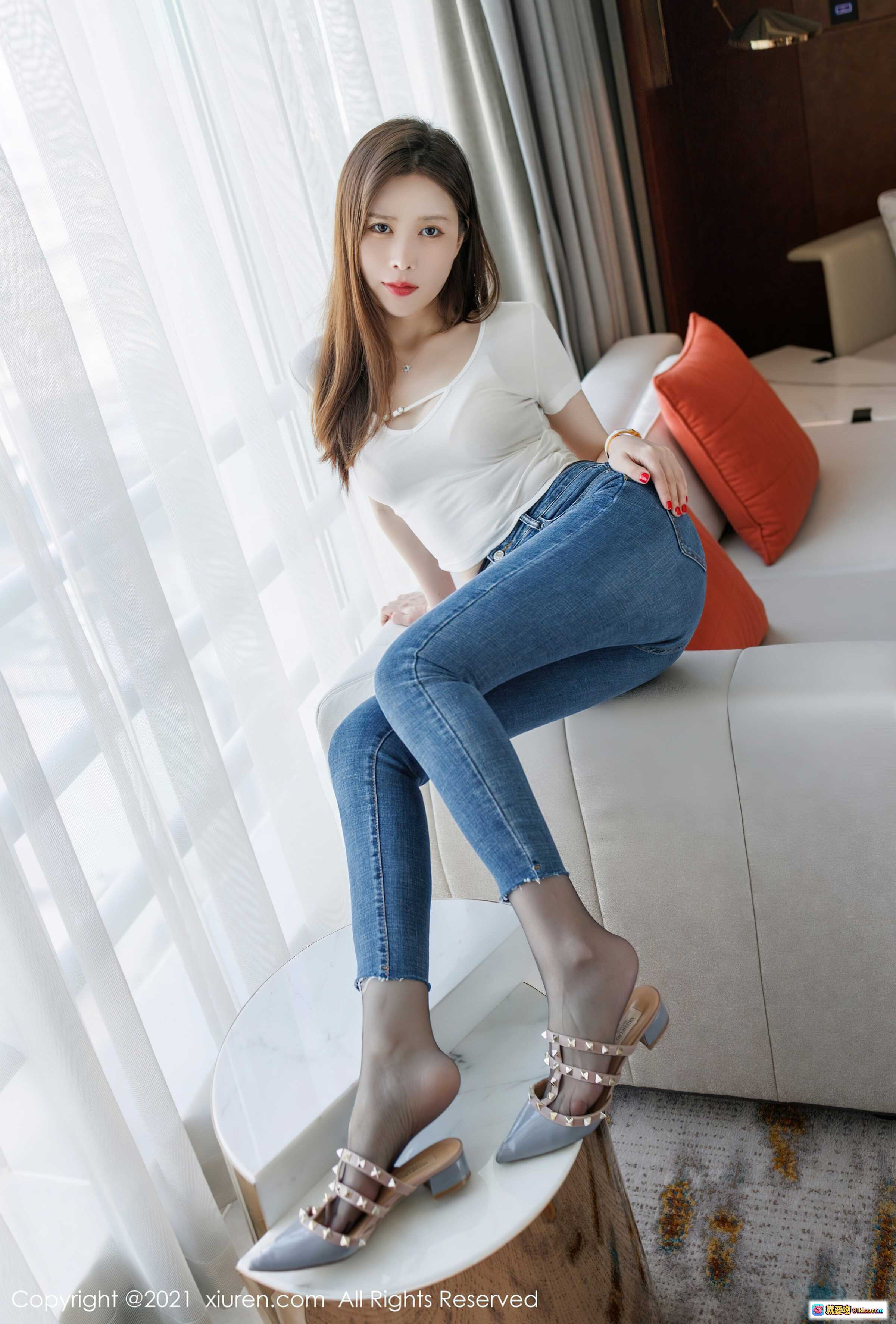 图片[6] - 吴雪瑶白色T恤牛仔裤居家写真 | 优雅坐姿橙色抱枕沙发场景 | XIUREN秀人网2021.11.10 No.4195 - 就要吻