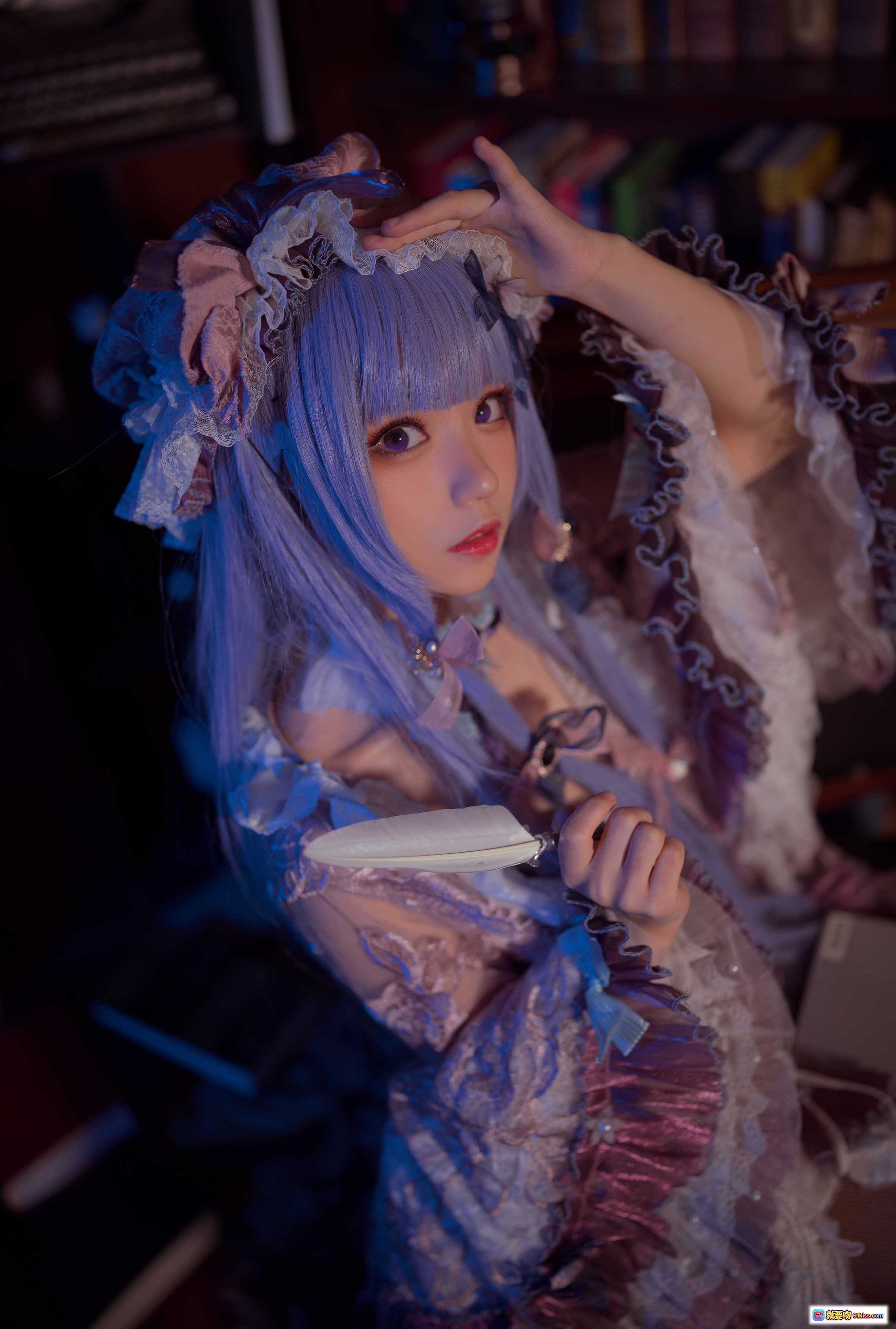 图片[2] - 花柒Hana NO.010 帕秋莉睡衣洛丽塔cos写真 | 紫发蕾丝裙书房花束复古风少女写真 - 就要吻