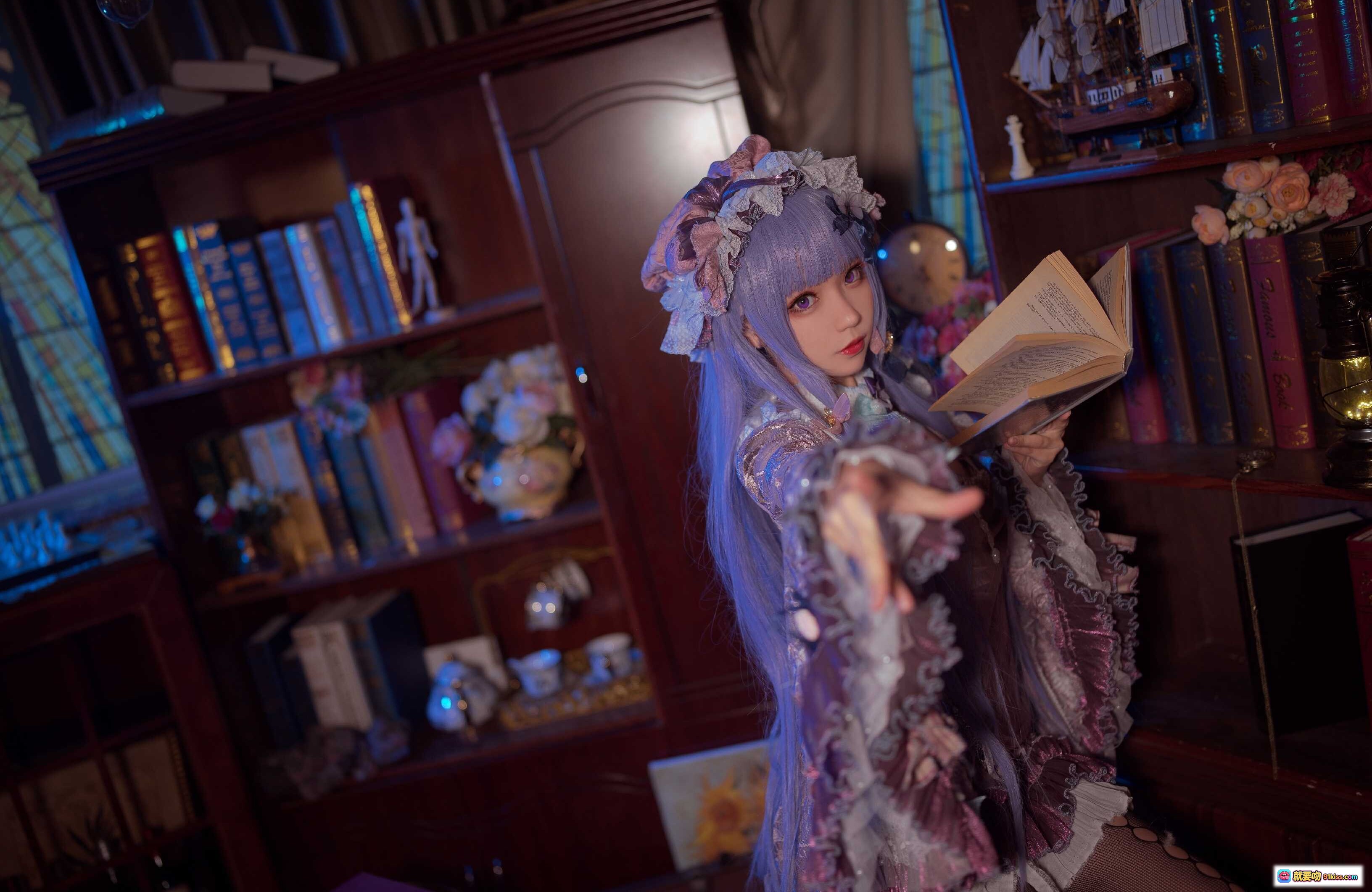 图片[10] - 花柒Hana NO.010 帕秋莉睡衣洛丽塔cos写真 | 紫发蕾丝裙书房花束复古风少女写真 - 就要吻