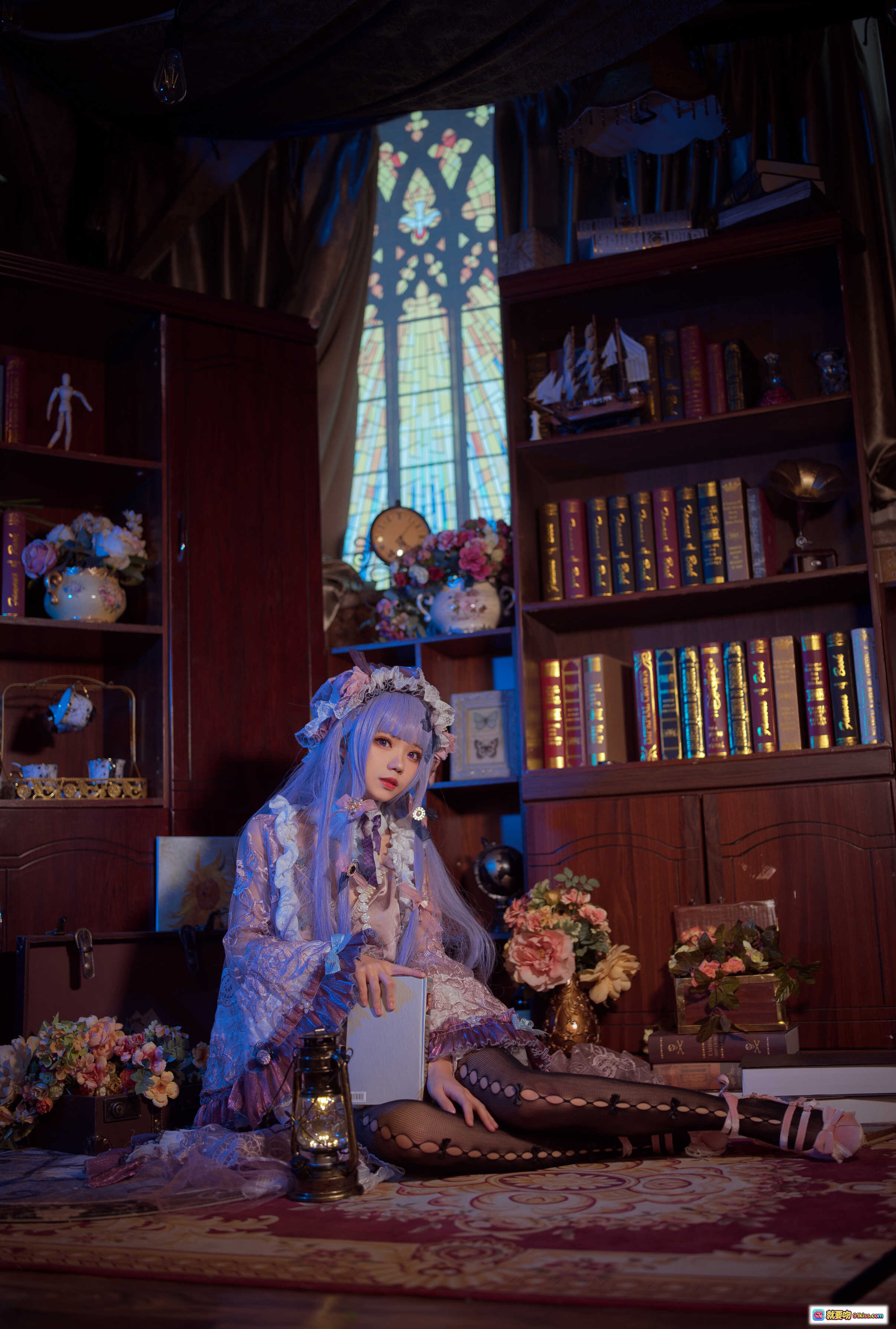 图片[4] - 花柒Hana NO.010 帕秋莉睡衣洛丽塔cos写真 | 紫发蕾丝裙书房花束复古风少女写真 - 就要吻
