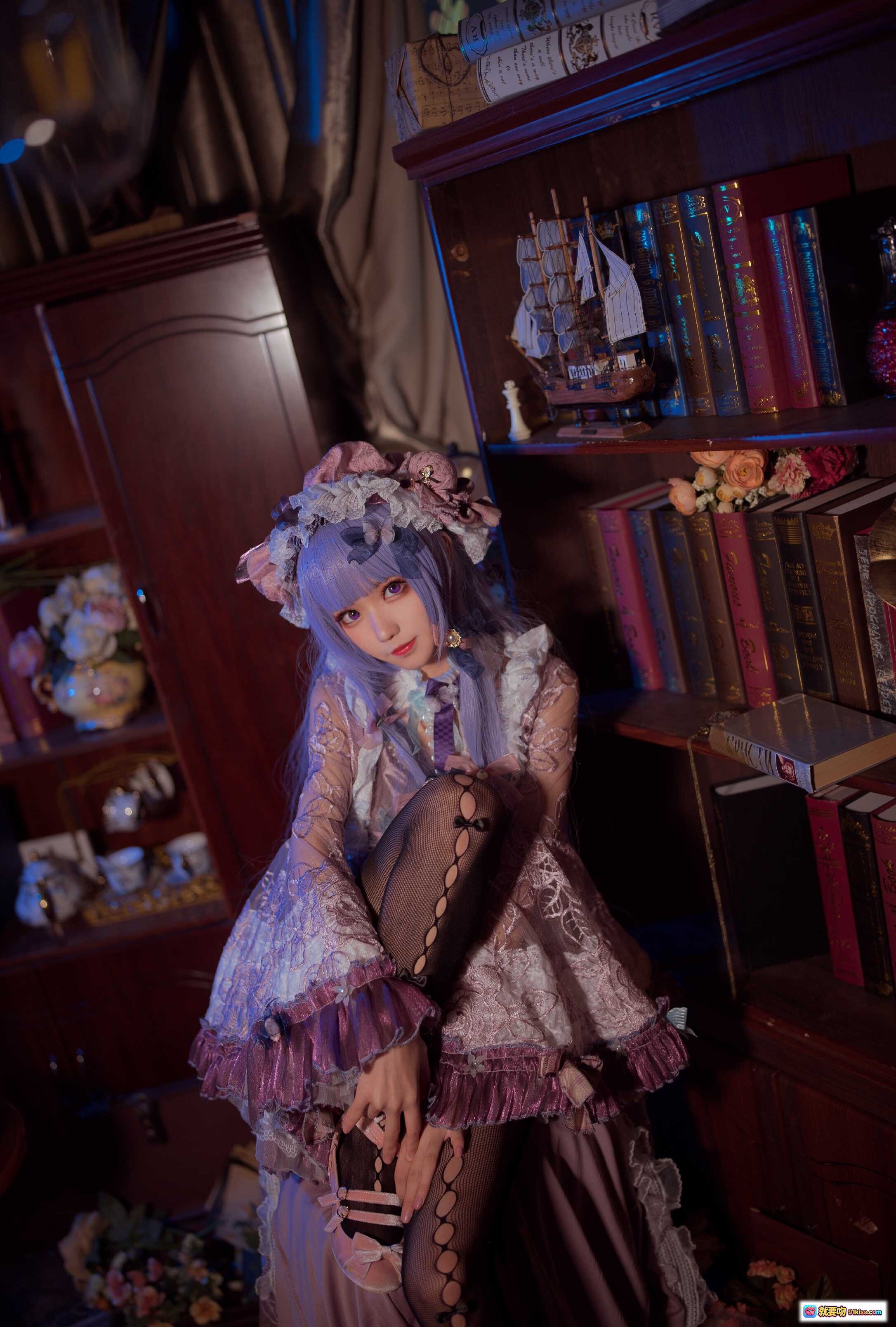 图片[9] - 花柒Hana NO.010 帕秋莉睡衣洛丽塔cos写真 | 紫发蕾丝裙书房花束复古风少女写真 - 就要吻