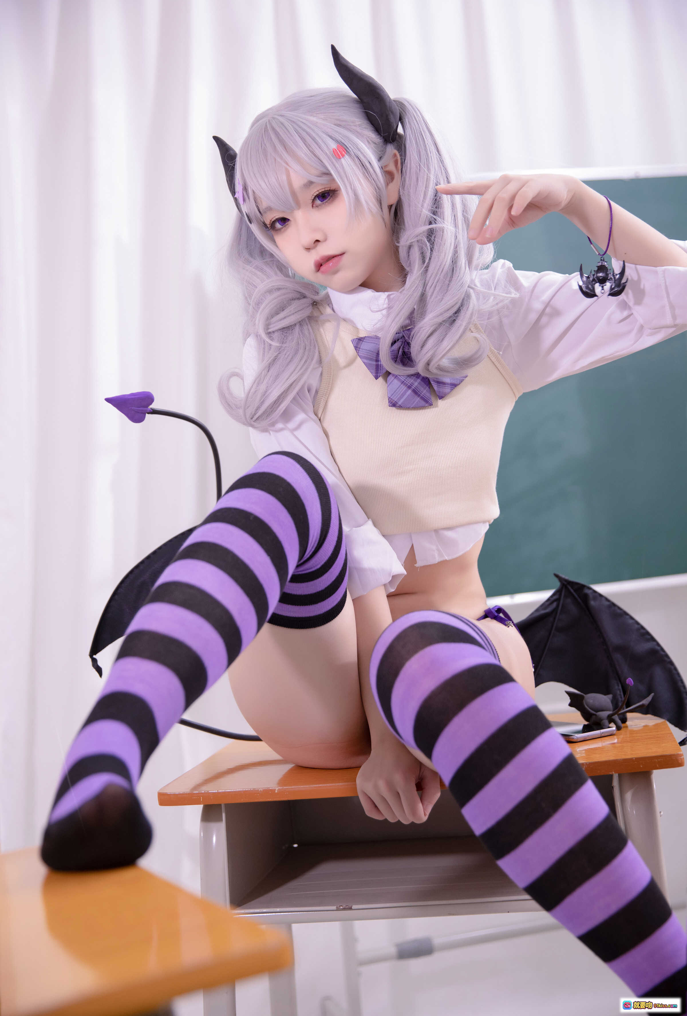 图片[4] - G44不会受伤 NO.049 blade原创恶魔cosplay：银发恶魔角+紫黑条纹袜+教室黑板背景+蝴蝶结校服+小恶魔翅膀+紫色比基尼内搭 - 就要吻