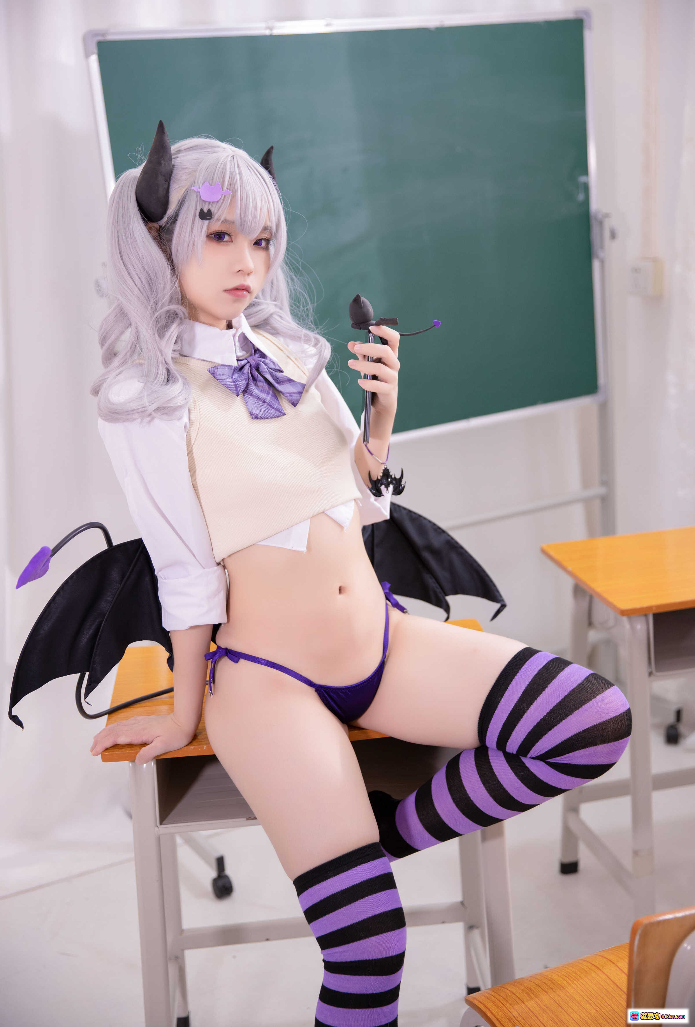 图片[2] - G44不会受伤 NO.049 blade原创恶魔cosplay：银发恶魔角+紫黑条纹袜+教室黑板背景+蝴蝶结校服+小恶魔翅膀+紫色比基尼内搭 - 就要吻