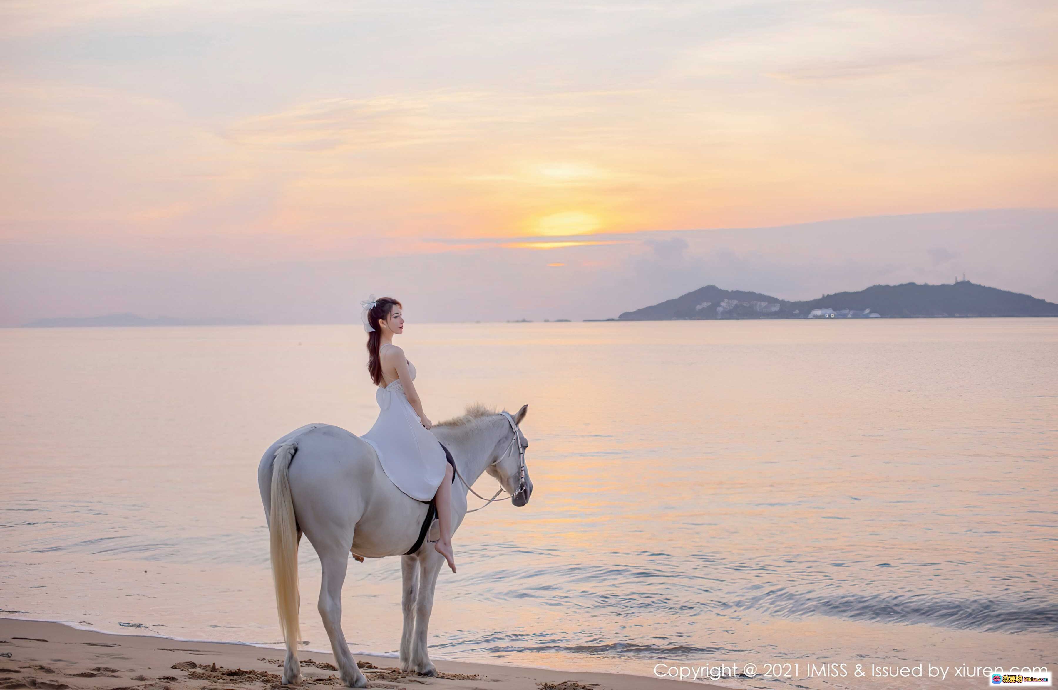 图片[1] - 夕阳海滩白马写真｜IMiss2021模特合集Vol.643｜浪漫海岛日落人像摄影 - 就要吻