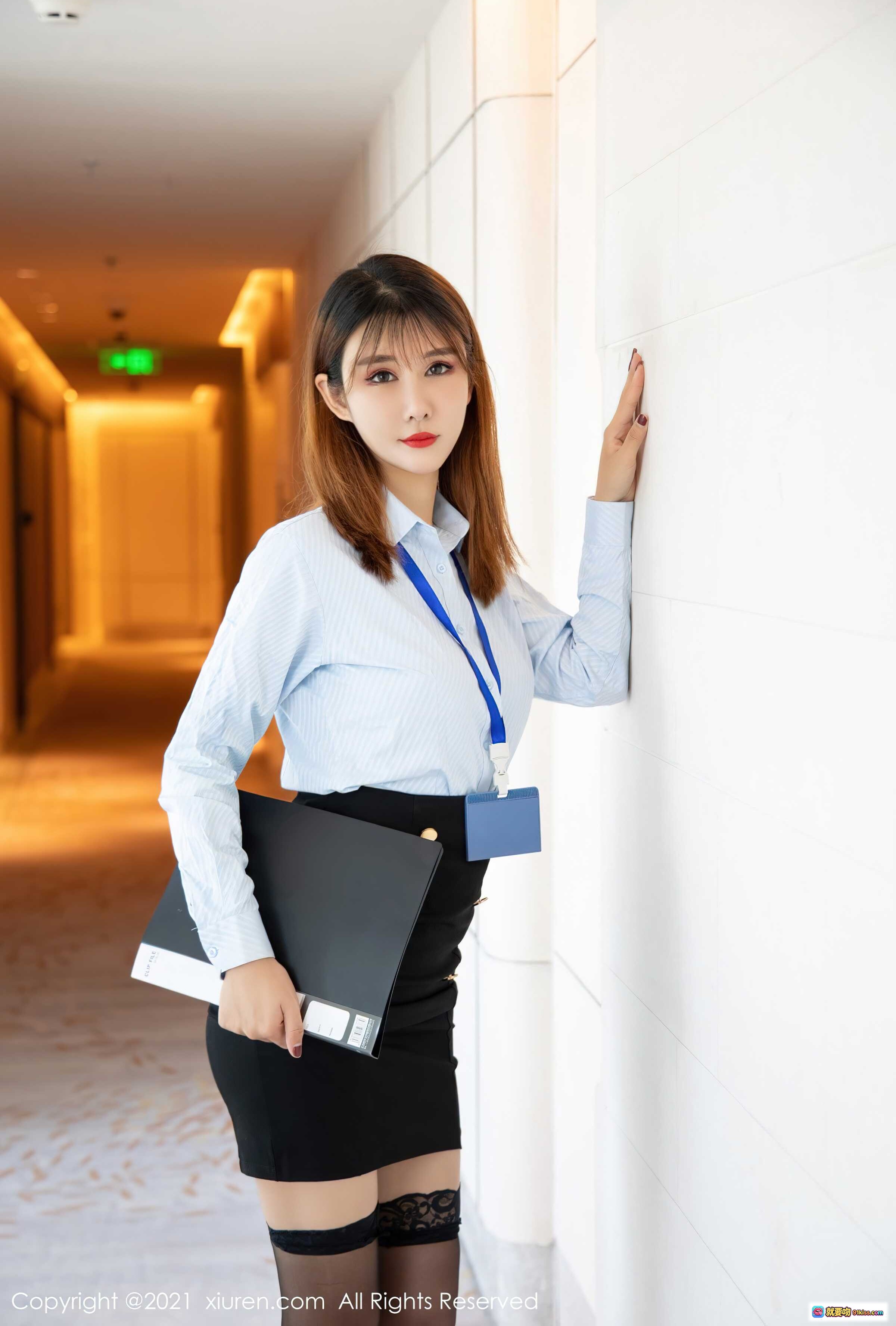 图片[2] - 夏沫沫职场OL写真 | 蓝衬衫黑短裙丝袜美腿 | 秀人网2021.11.22 No.4247高清图集 - 就要吻