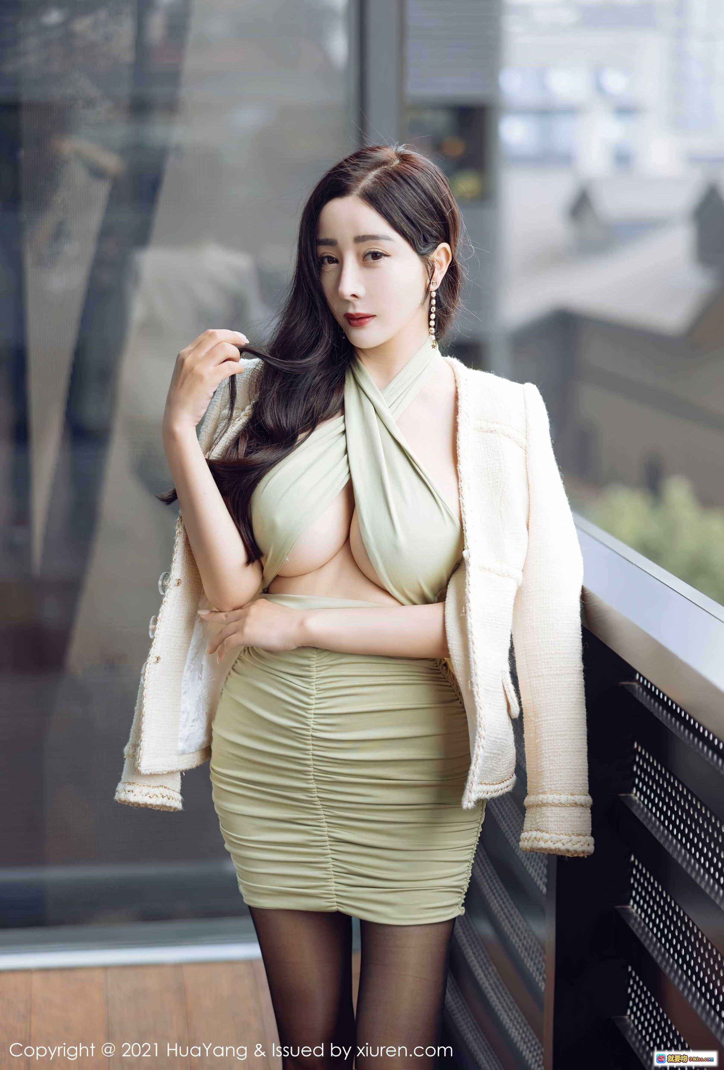 图片[2] - 允爾性感写真：浅绿深V包臀裙+米白外套+黑丝美腿，阳台都市风优雅迷人 - 就要吻