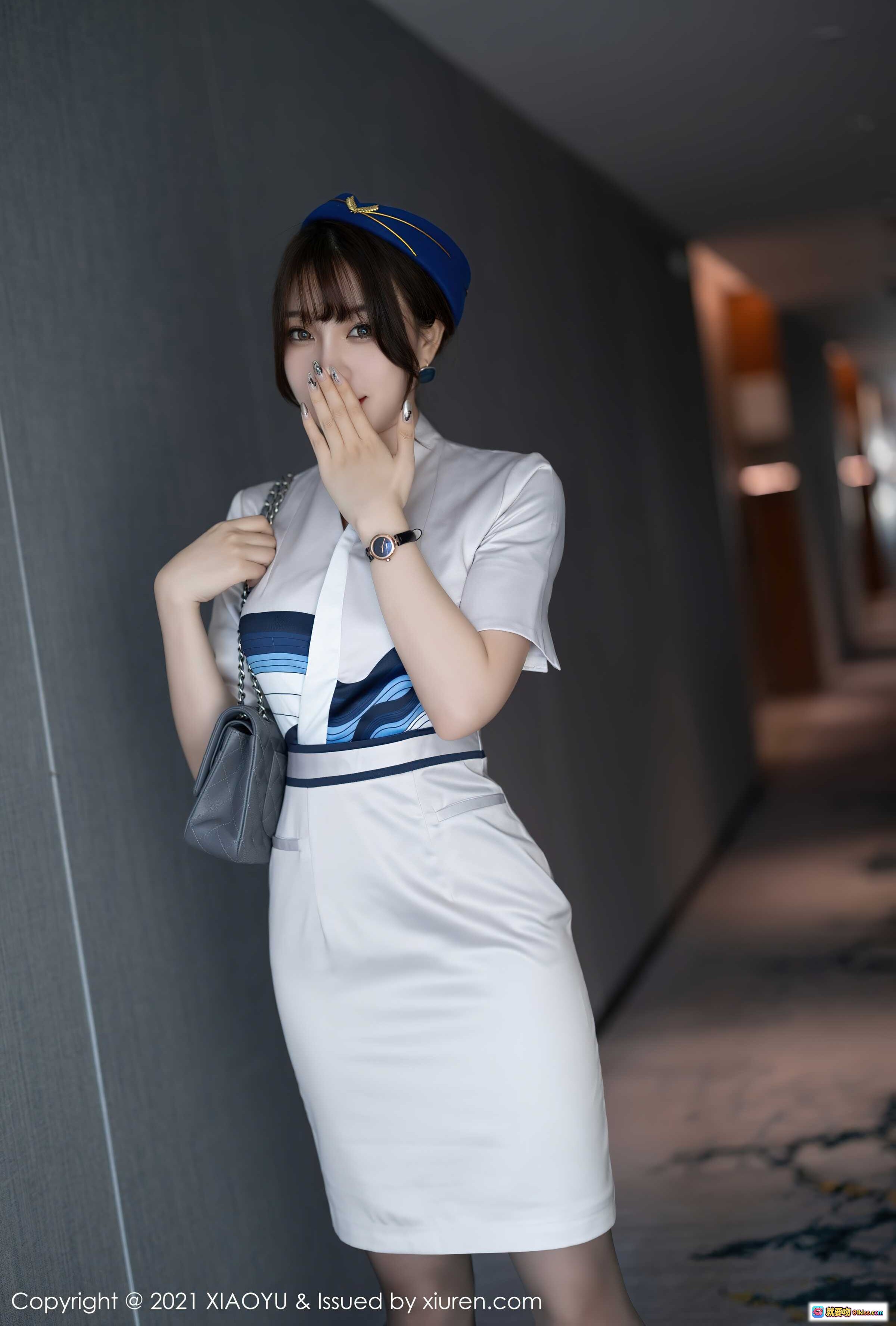 图片[1] - 空姐制服写真 芝芝Booty优雅迷人 白色包臀裙配蓝色条纹 职业帽手提包 2021XIAOYU Vol.642高清图集 - 就要吻