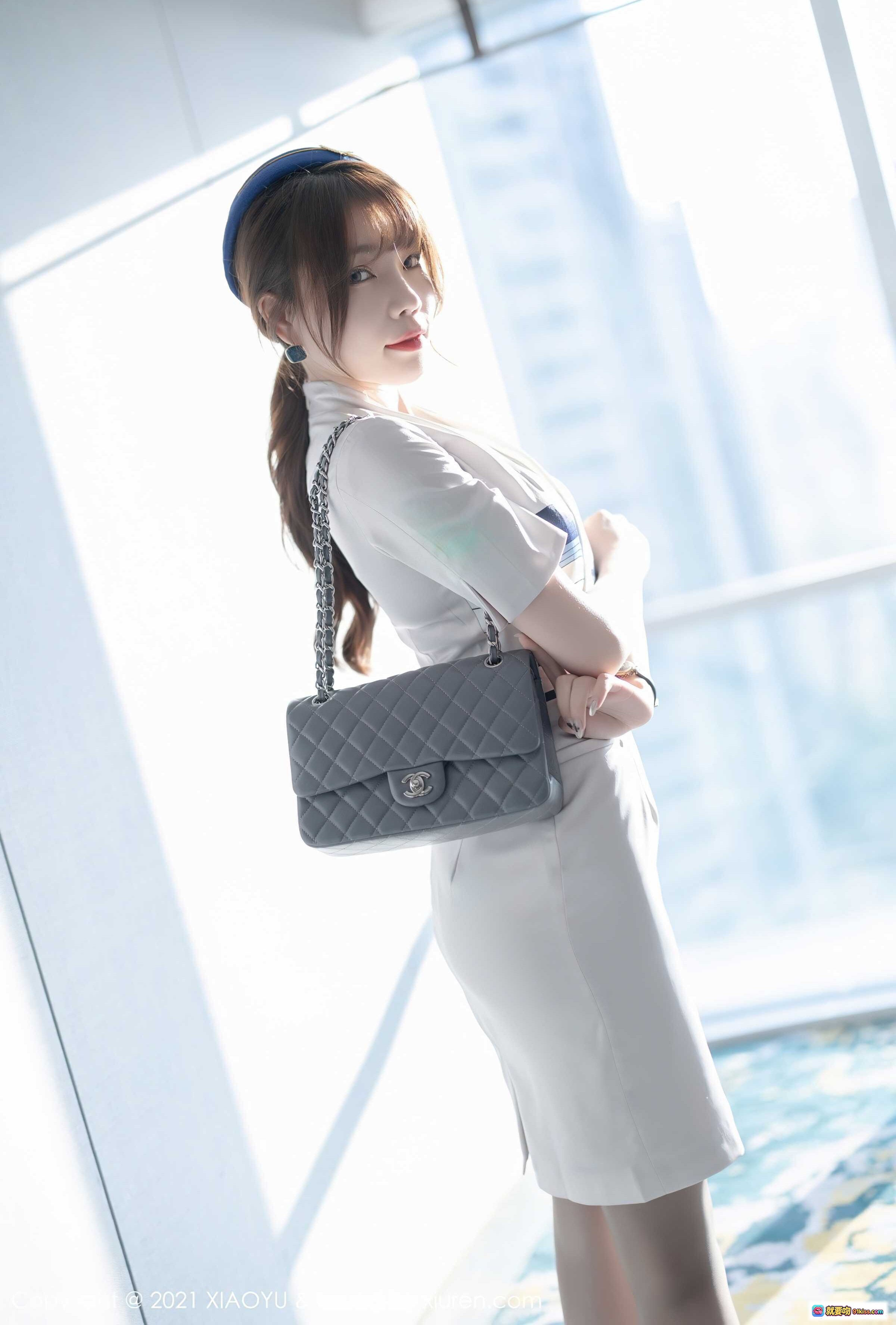图片[4] - 空姐制服写真 芝芝Booty优雅迷人 白色包臀裙配蓝色条纹 职业帽手提包 2021XIAOYU Vol.642高清图集 - 就要吻