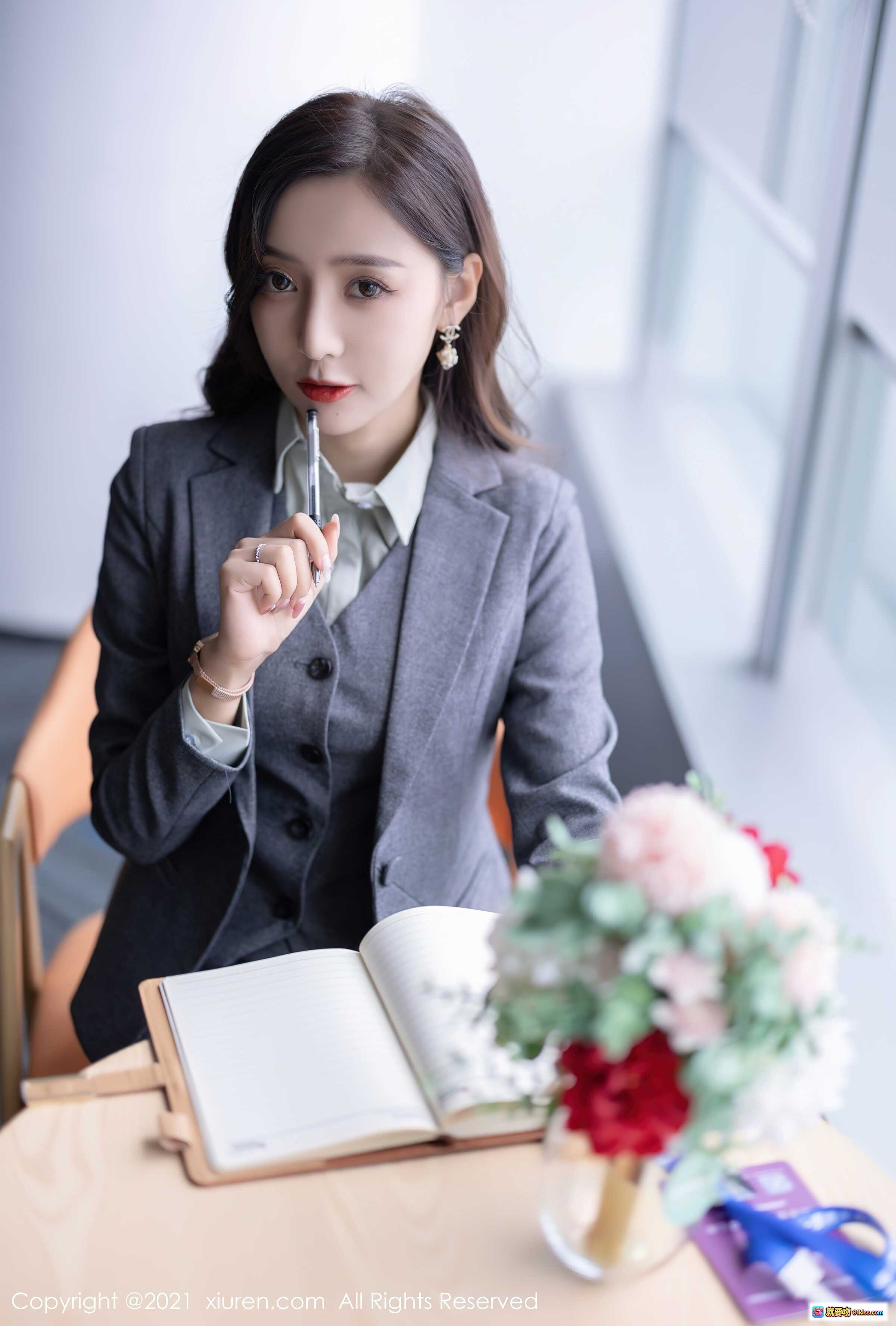 图片[4] - 王馨瑶优雅职场风写真｜灰色西装套装+黑丝高跟+窗边书桌场景｜秀人网2021精选美图 - 就要吻