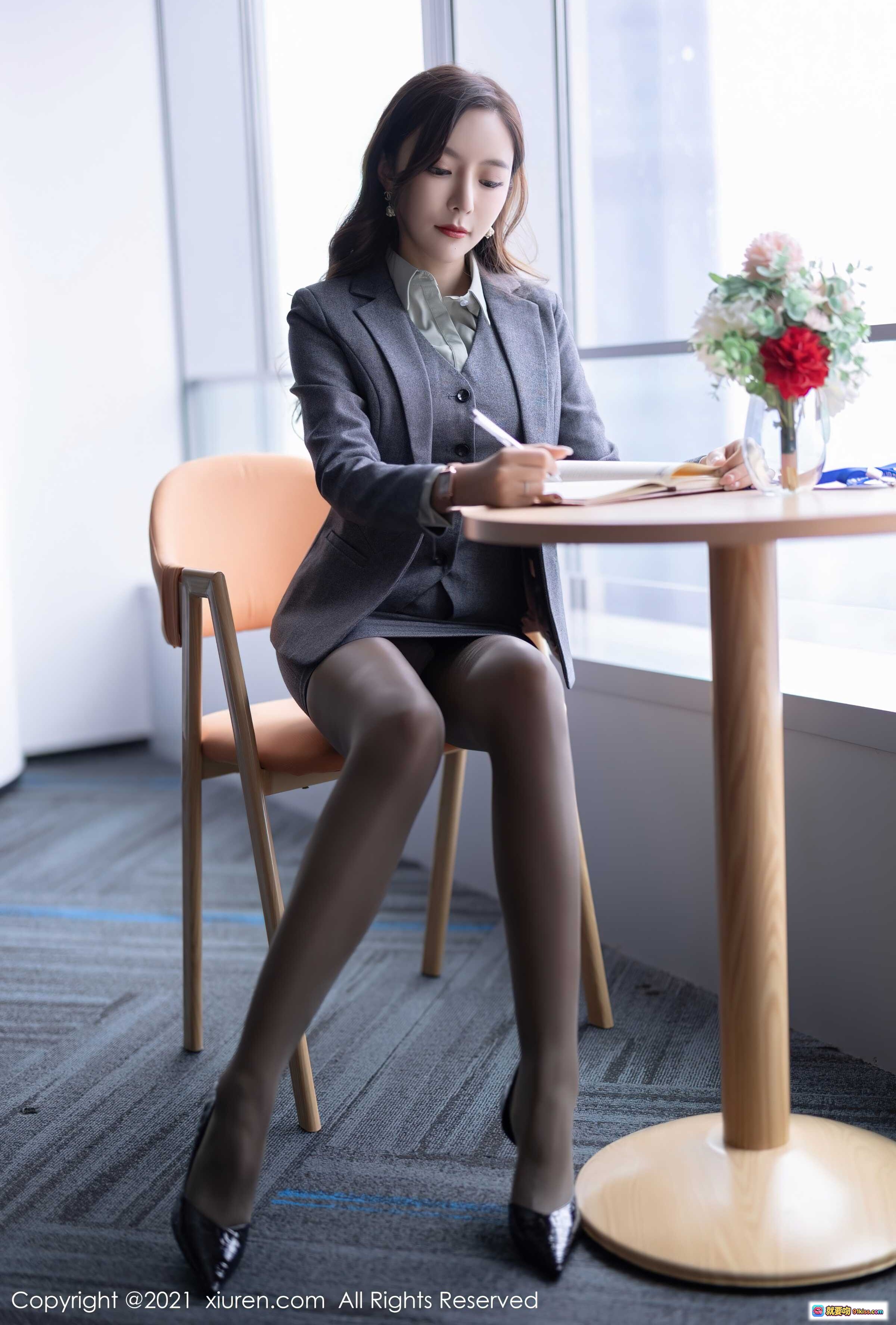 图片[5] - 王馨瑶优雅职场风写真｜灰色西装套装+黑丝高跟+窗边书桌场景｜秀人网2021精选美图 - 就要吻