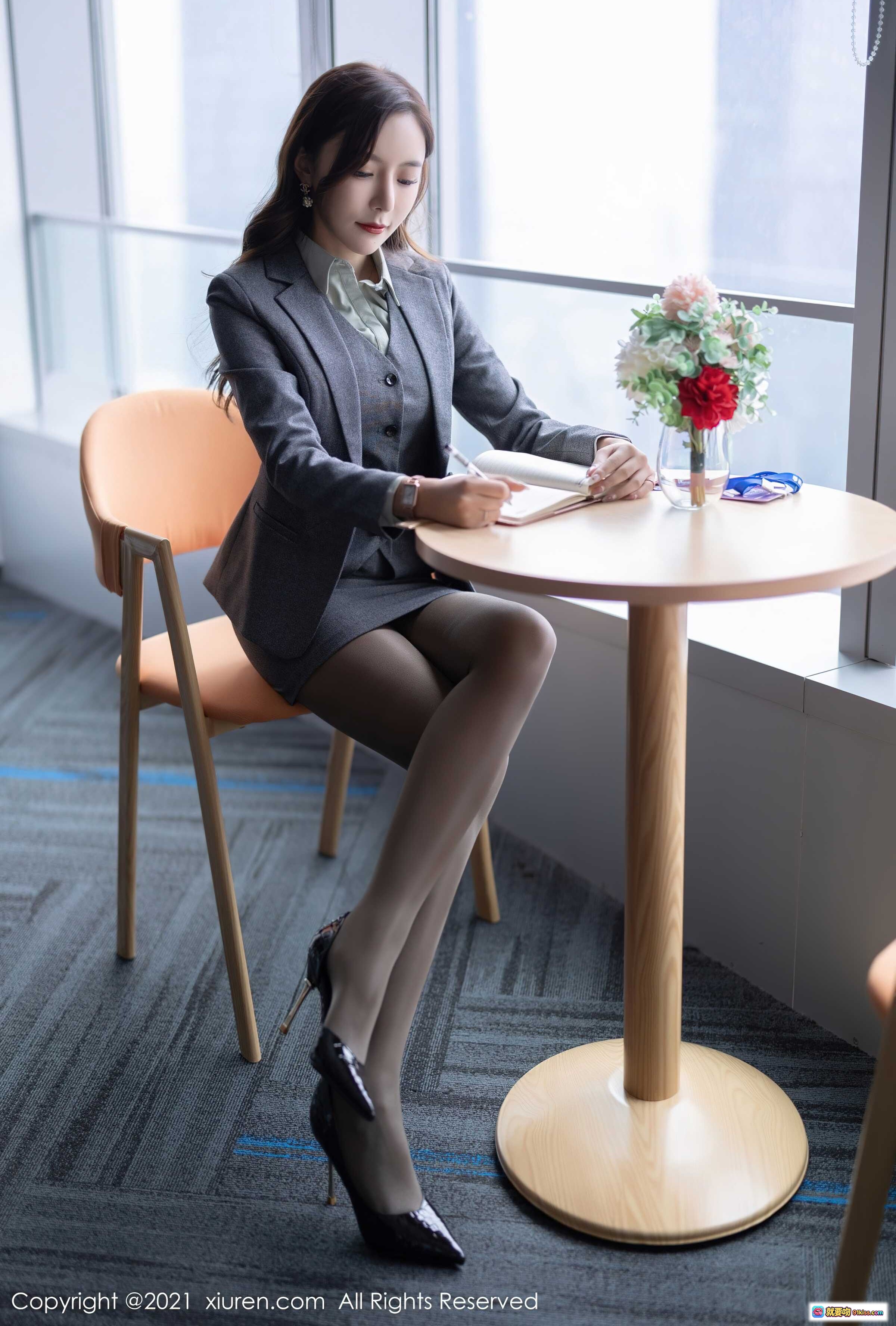图片[1] - 王馨瑶优雅职场风写真｜灰色西装套装+黑丝高跟+窗边书桌场景｜秀人网2021精选美图 - 就要吻