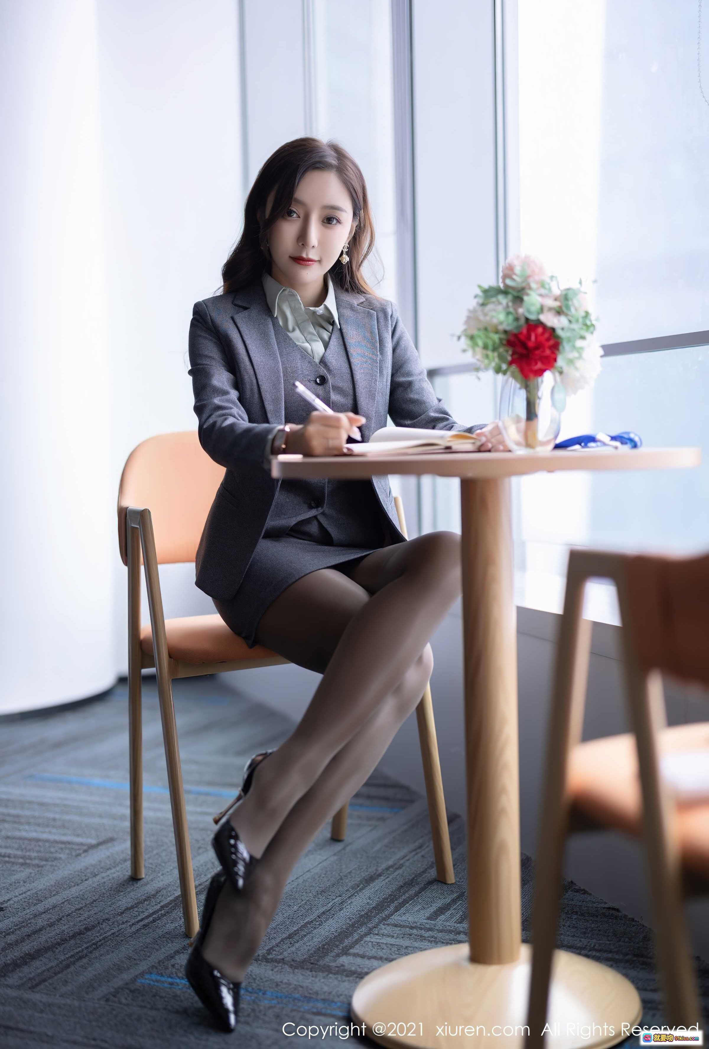 图片[3] - 王馨瑶优雅职场风写真｜灰色西装套装+黑丝高跟+窗边书桌场景｜秀人网2021精选美图 - 就要吻