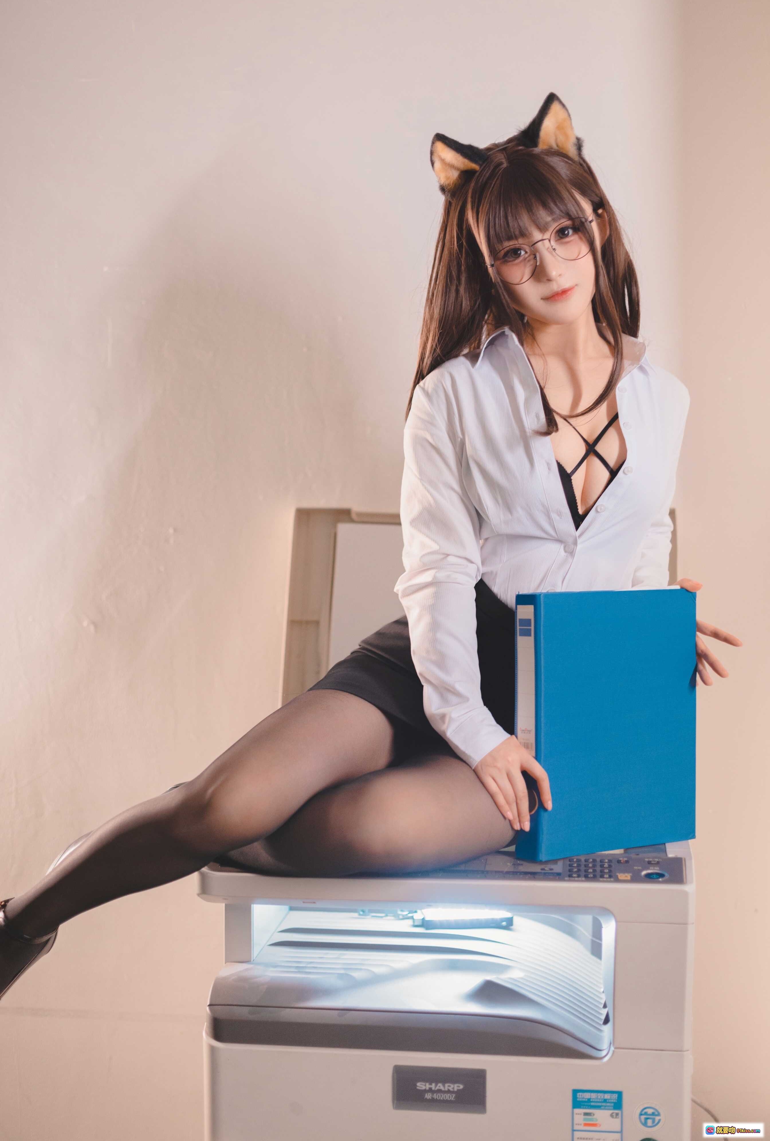 图片[4] - 桜井宁宁NO.039柴犬秘书OL写真｜猫耳眼镜白衬衫黑丝破洞袜性感cosplay少女风私房照 - 就要吻