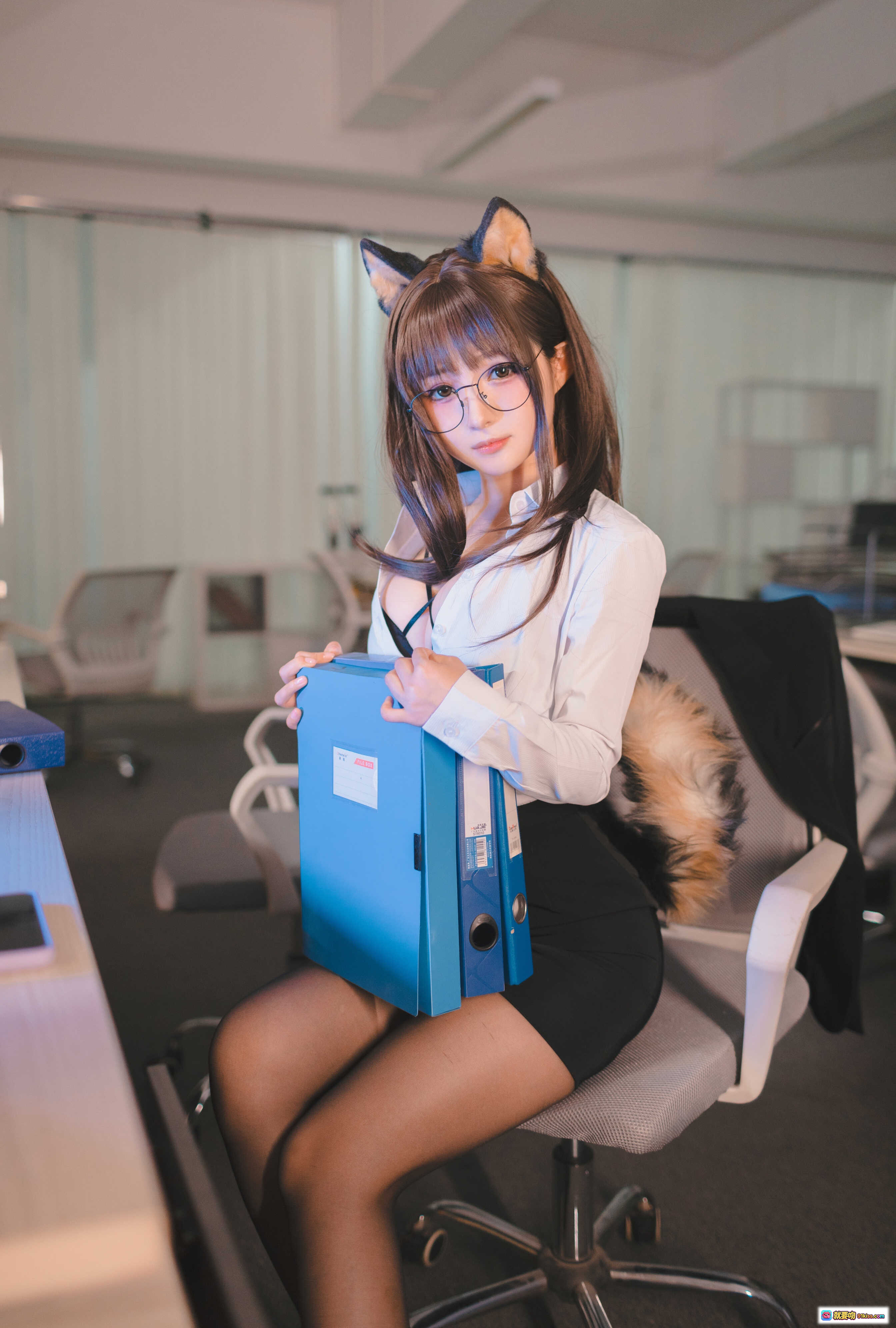 图片[6] - 桜井宁宁NO.039柴犬秘书OL写真｜猫耳眼镜白衬衫黑丝破洞袜性感cosplay少女风私房照 - 就要吻