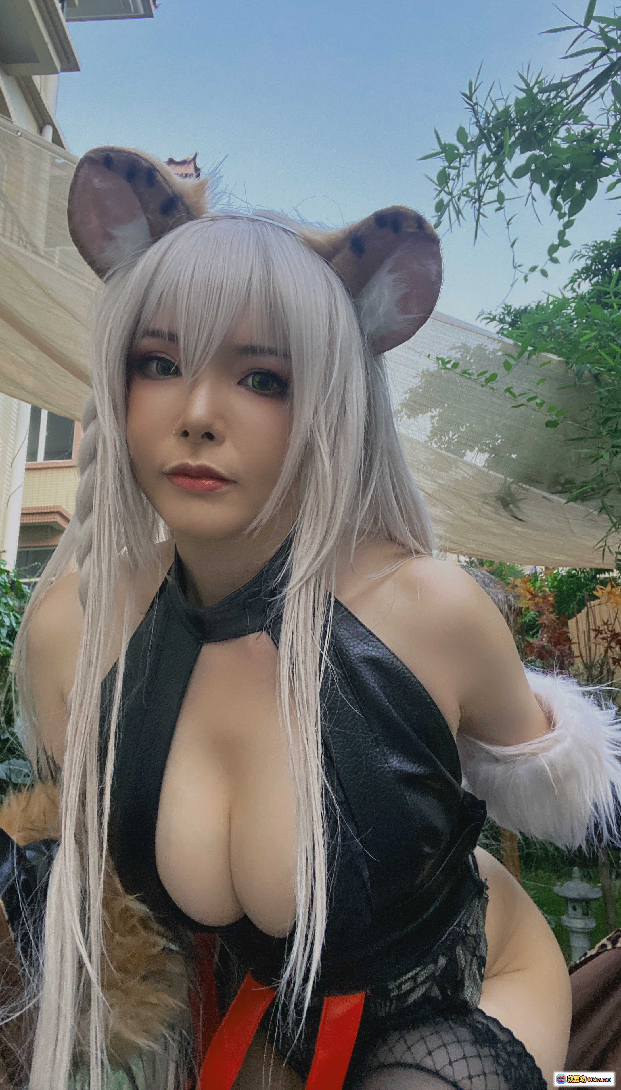 图片[8] - 秋和柯基NO.057莎拉伊甸园的骄傲Cosplay写真 金发猫耳黑皮装蕾丝渔网袜红带装饰户外木台坐姿美图 - 就要吻