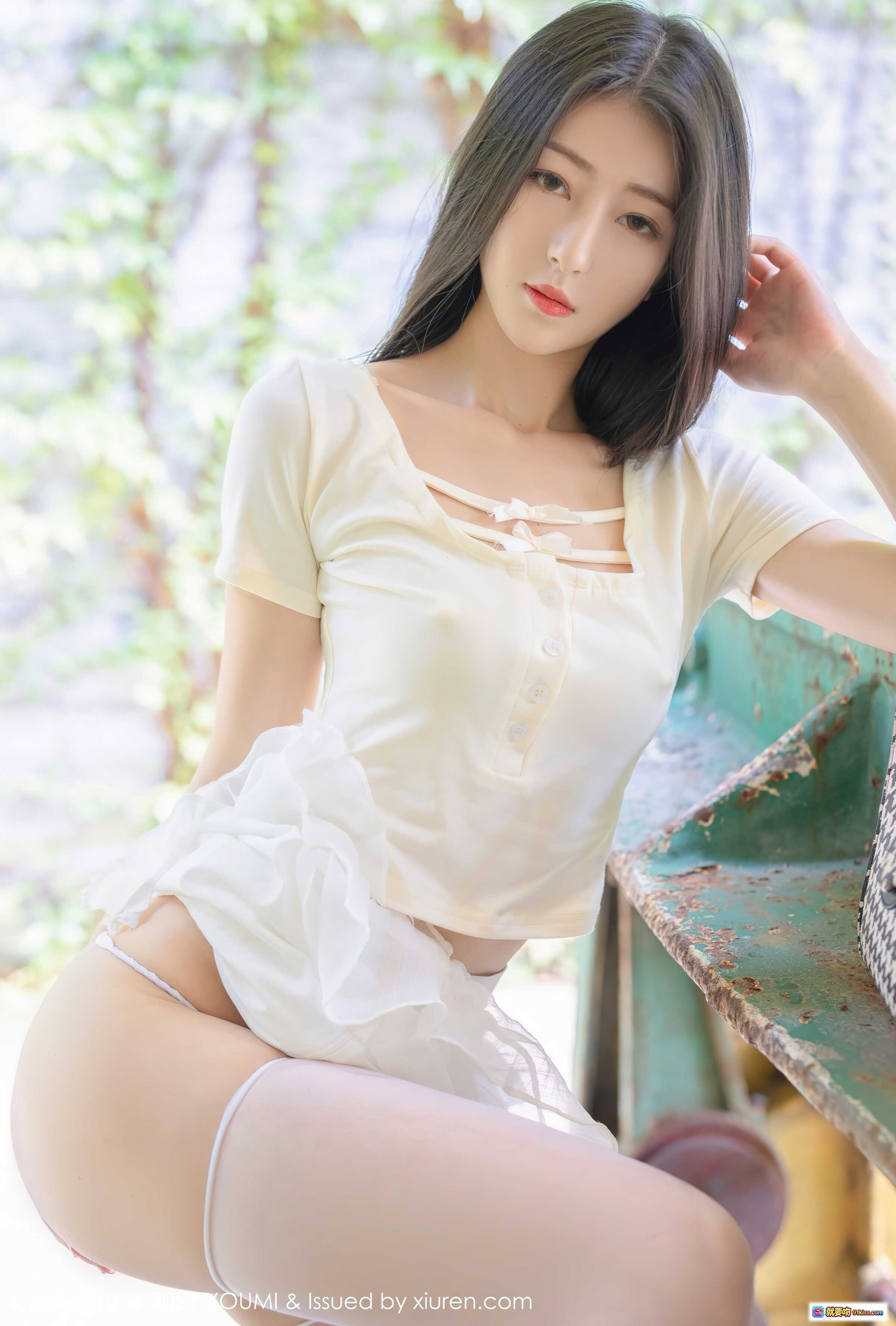 图片[9] - 熊小诺YOUMI写真2021.10.22 Vol.708 白色短袖+透视短裙+丝袜美腿 户外绿植背景清新性感摄影 - 就要吻