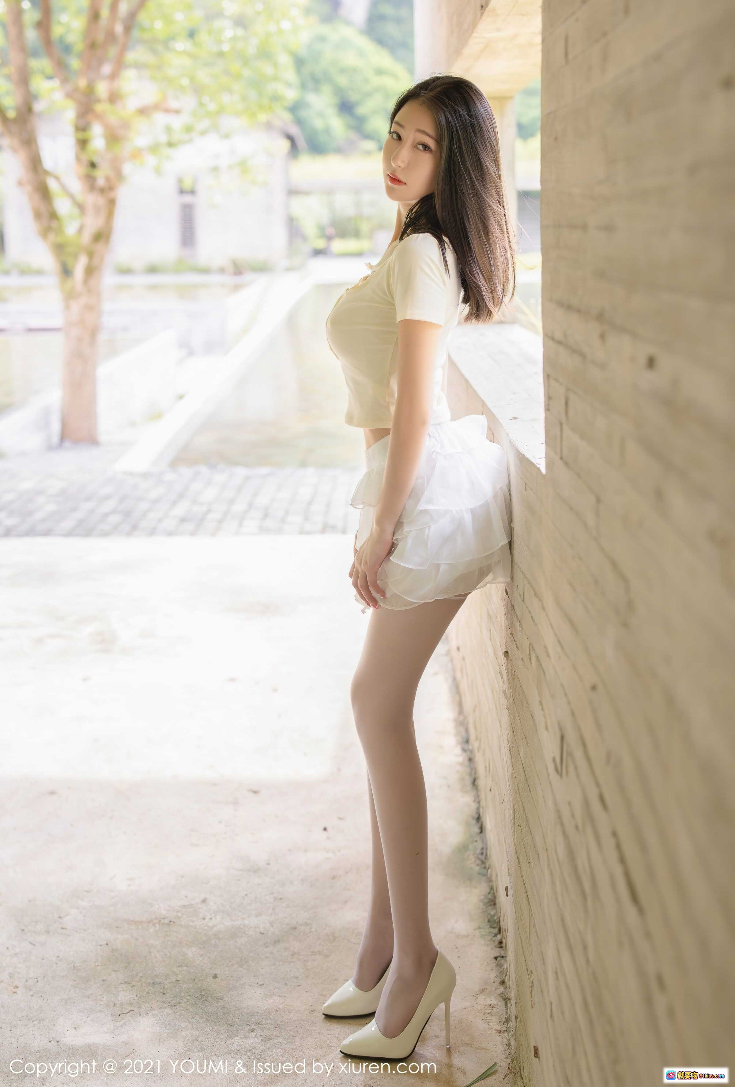 图片[5] - 熊小诺YOUMI写真2021.10.22 Vol.708 白色短袖+透视短裙+丝袜美腿 户外绿植背景清新性感摄影 - 就要吻