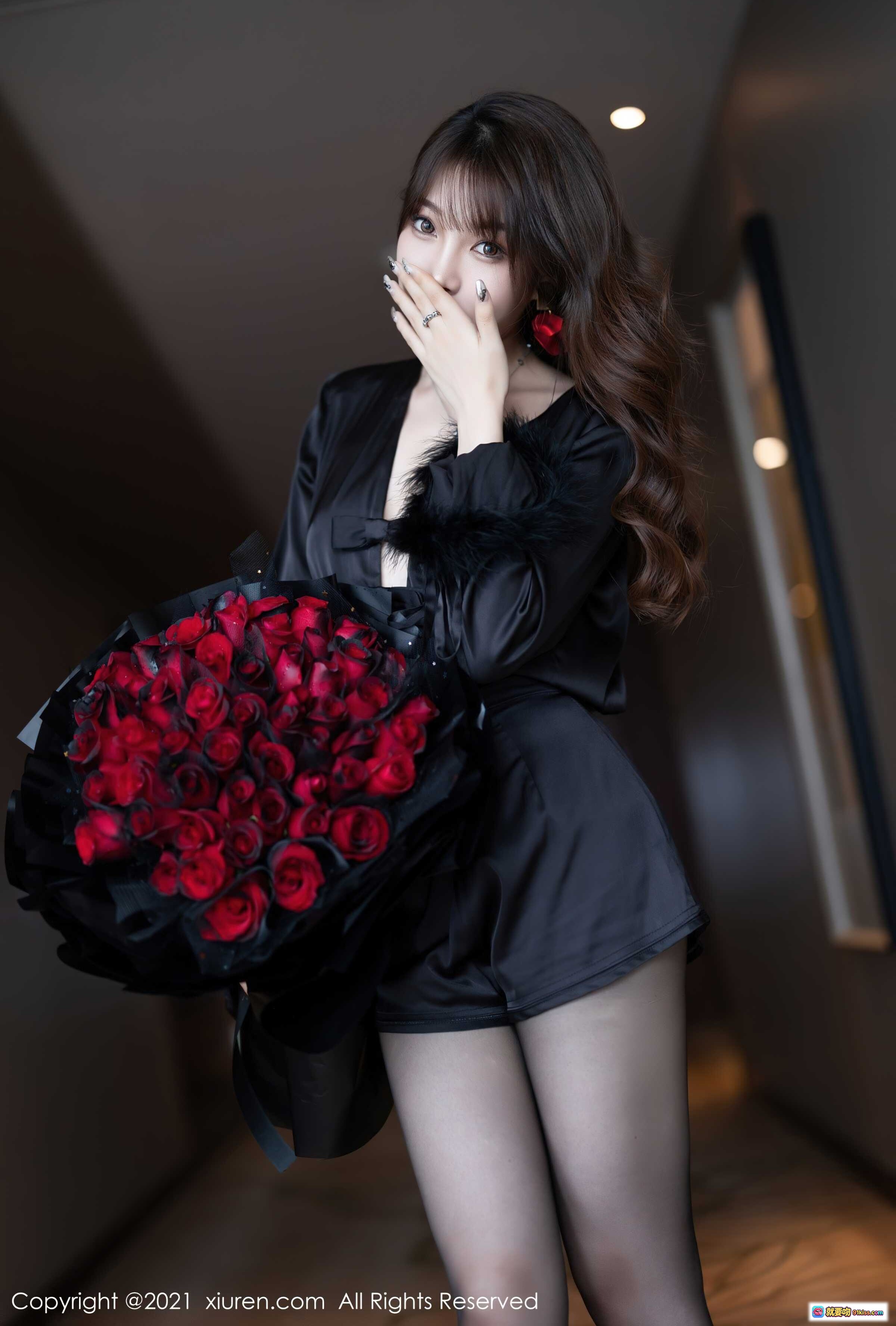 图片[10] - 芝芝黑丝美腿性感写真 | XIUREN秀人网2021.11.11 No.4205 | 优雅深V睡衣+高跟绑带鞋+玫瑰花束 - 就要吻