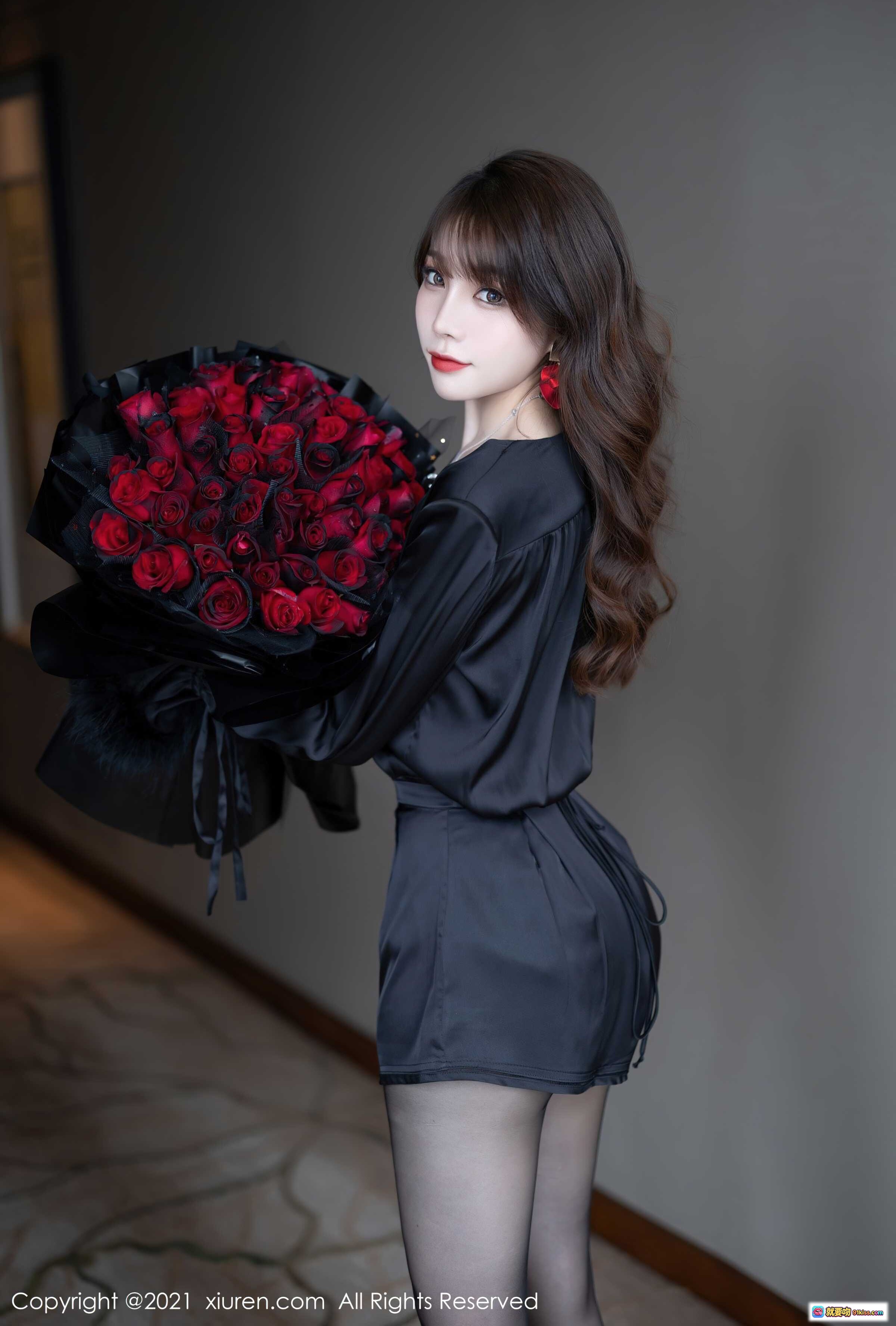 图片[8] - 芝芝黑丝美腿性感写真 | XIUREN秀人网2021.11.11 No.4205 | 优雅深V睡衣+高跟绑带鞋+玫瑰花束 - 就要吻