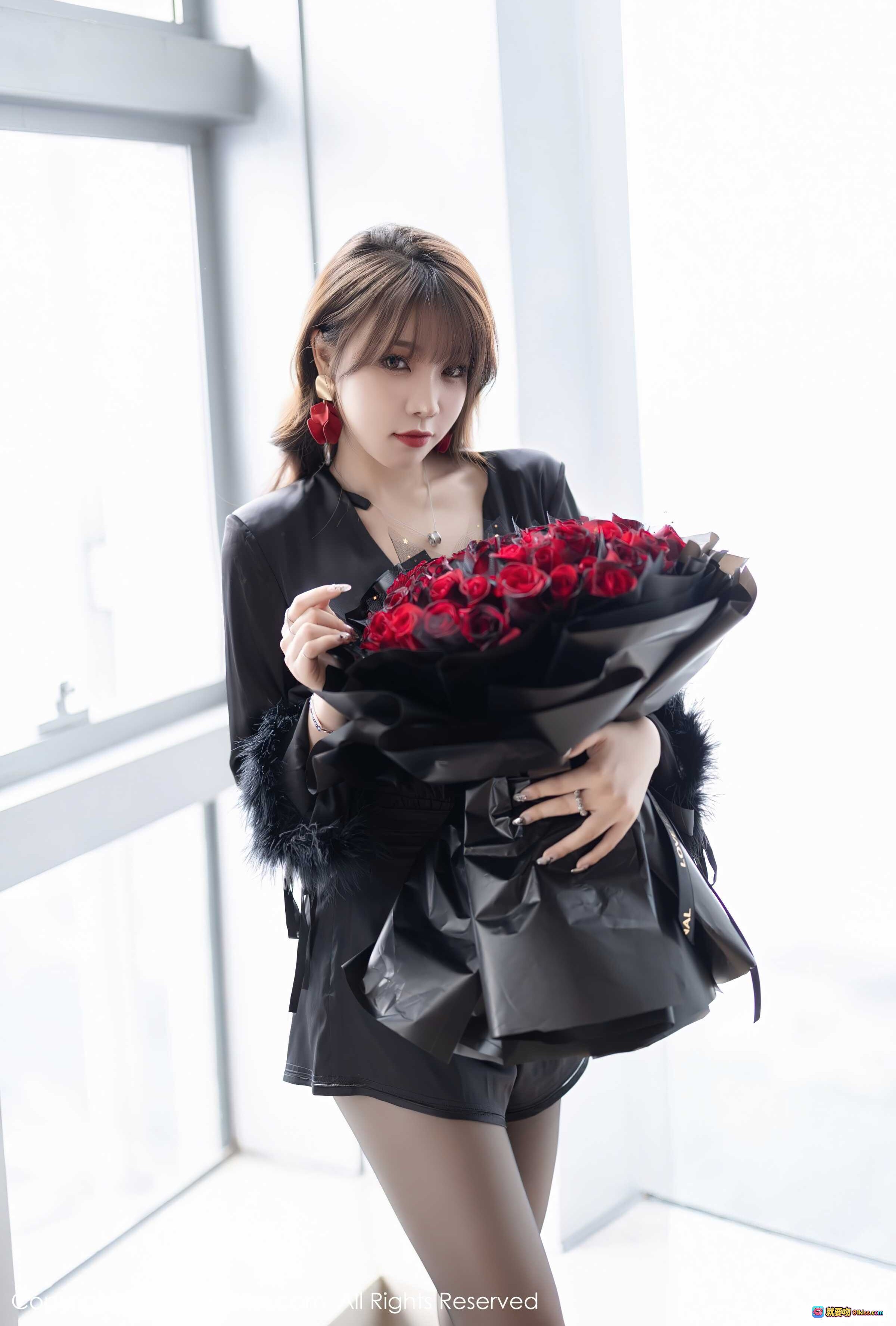 图片[2] - 芝芝黑丝美腿性感写真 | XIUREN秀人网2021.11.11 No.4205 | 优雅深V睡衣+高跟绑带鞋+玫瑰花束 - 就要吻