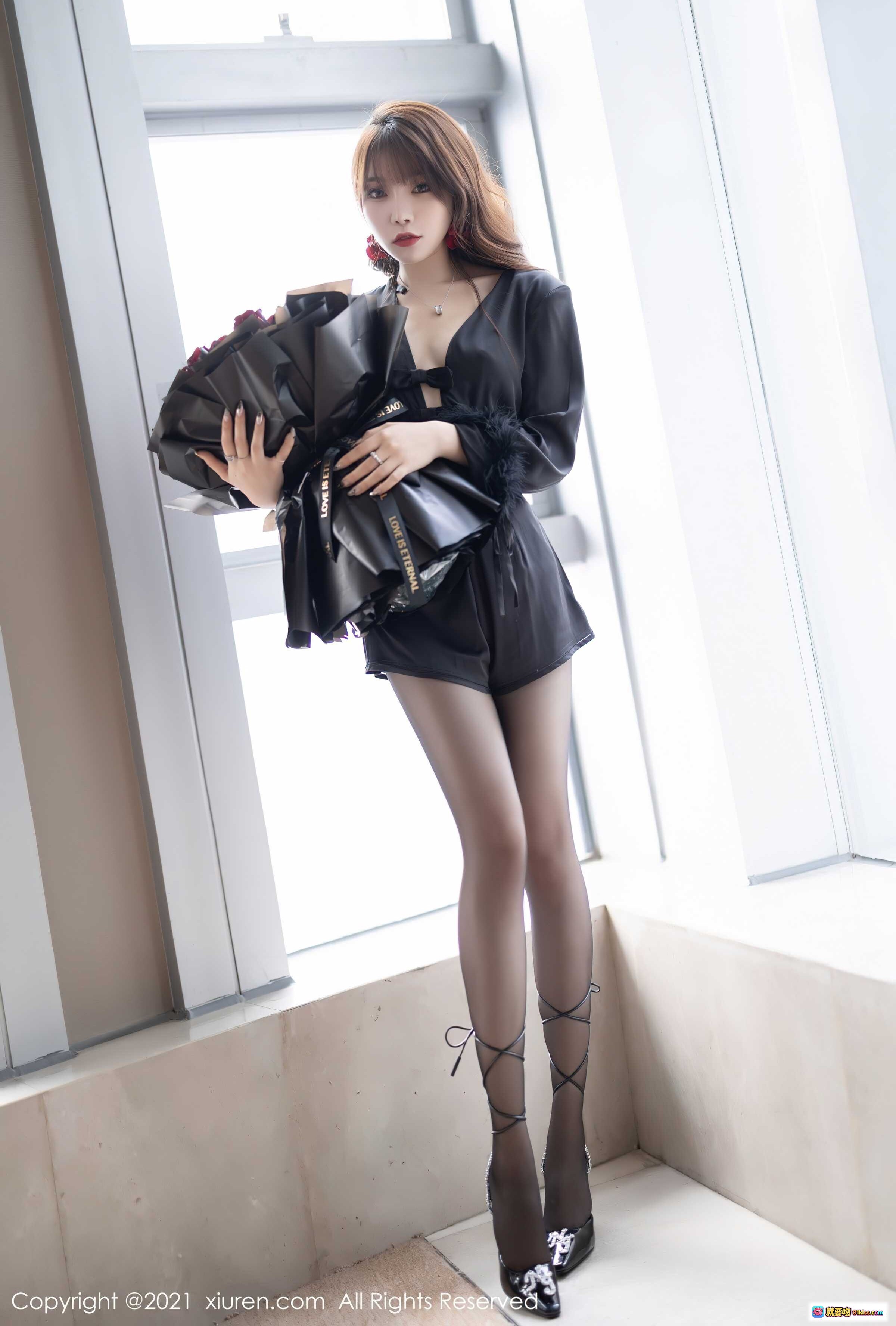 图片[1] - 芝芝黑丝美腿性感写真 | XIUREN秀人网2021.11.11 No.4205 | 优雅深V睡衣+高跟绑带鞋+玫瑰花束 - 就要吻