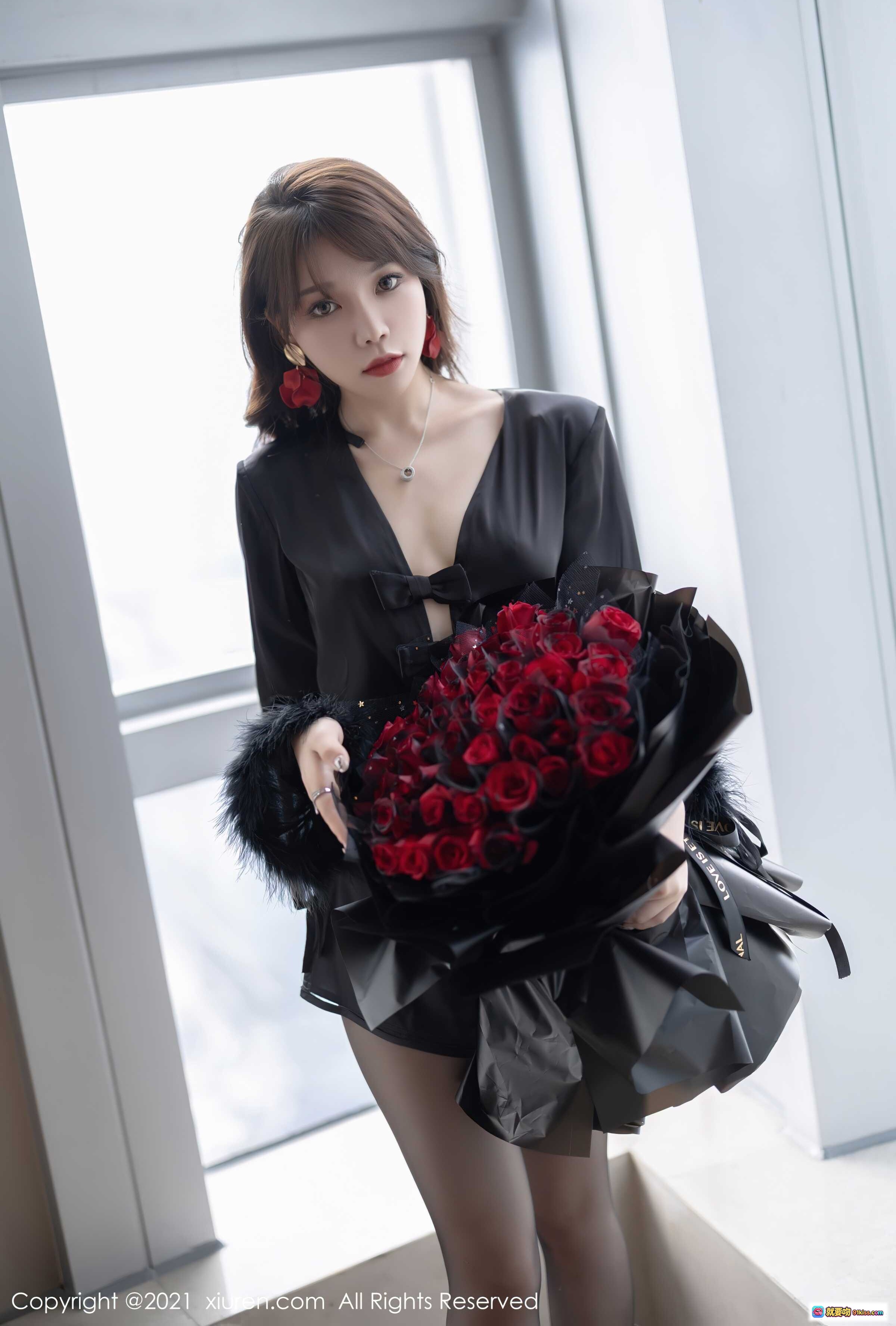 图片[6] - 芝芝黑丝美腿性感写真 | XIUREN秀人网2021.11.11 No.4205 | 优雅深V睡衣+高跟绑带鞋+玫瑰花束 - 就要吻