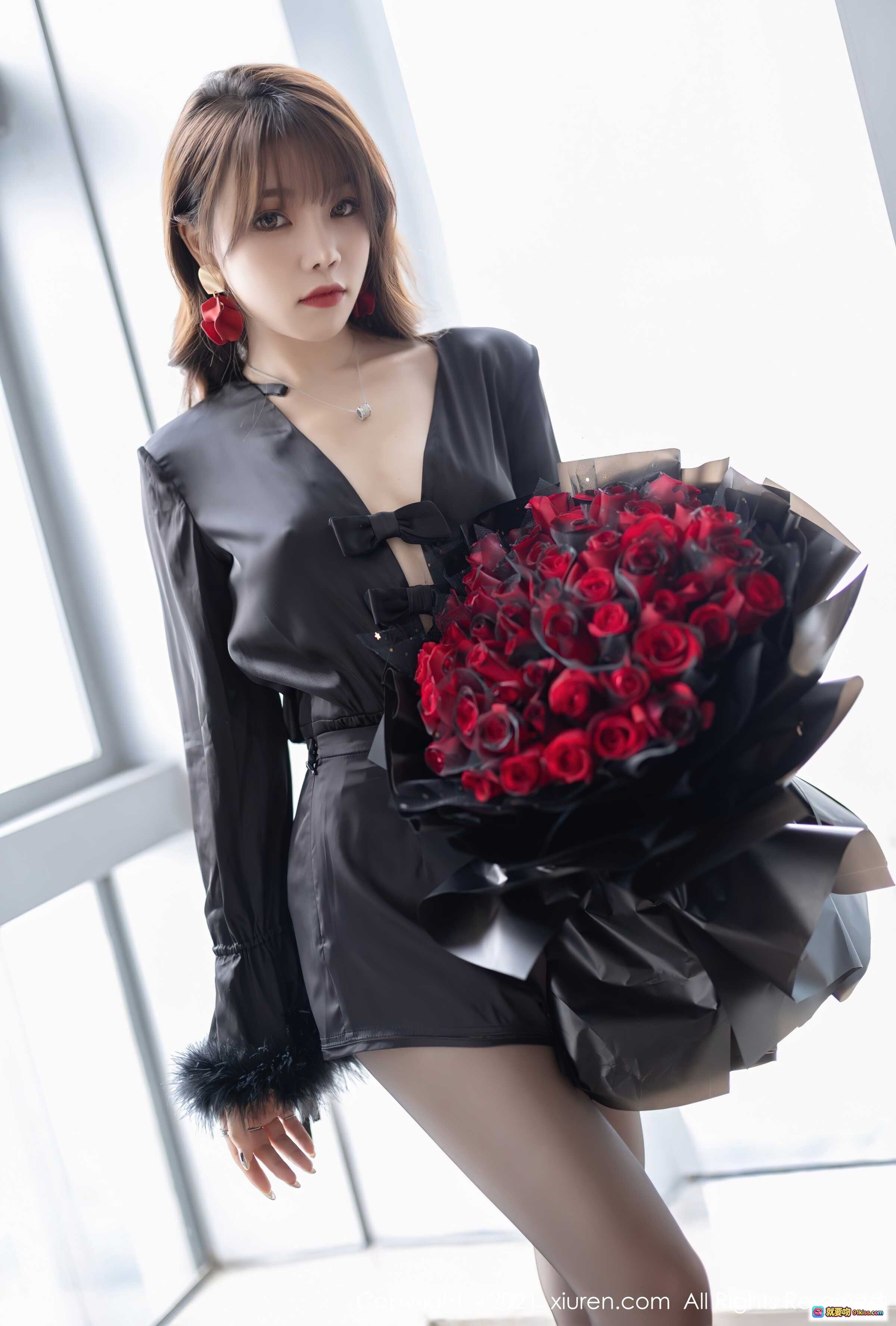 图片[5] - 芝芝黑丝美腿性感写真 | XIUREN秀人网2021.11.11 No.4205 | 优雅深V睡衣+高跟绑带鞋+玫瑰花束 - 就要吻