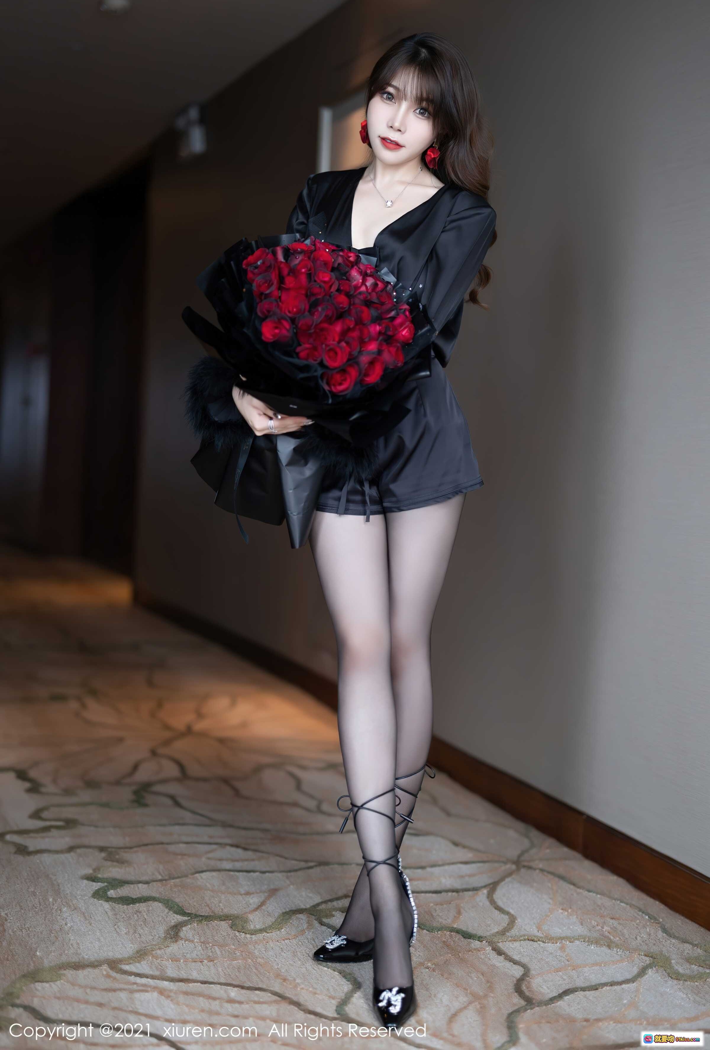 图片[9] - 芝芝黑丝美腿性感写真 | XIUREN秀人网2021.11.11 No.4205 | 优雅深V睡衣+高跟绑带鞋+玫瑰花束 - 就要吻