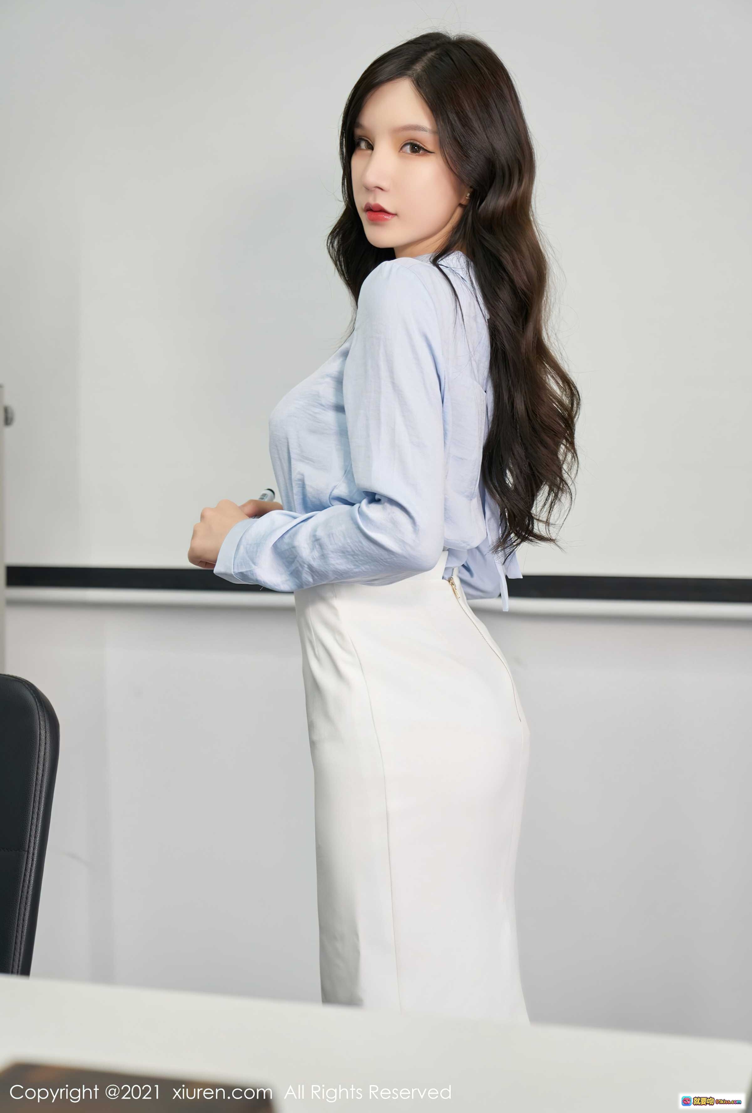 图片[2] - 周于希职场OL写真｜白板讲解商务风｜蓝色衬衫白色包臀裙｜办公室性感女神｜XIUREN秀人网2021.10.26 No.4122 - 就要吻