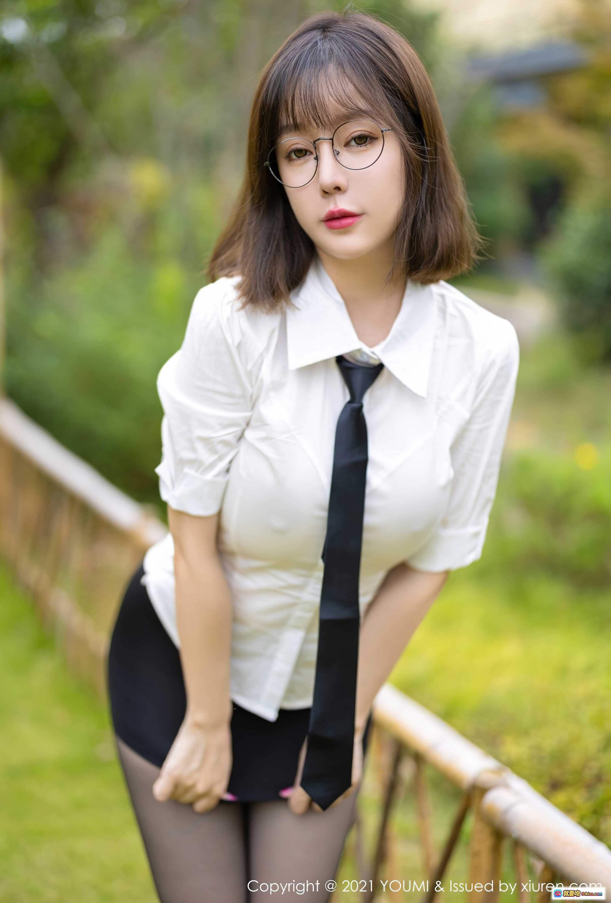图片[8] - 王雨纯白衬衫黑领带短裙丝袜写真 | YOUMI 2021.11.12 Vol.717 美女户外清新风格 - 就要吻