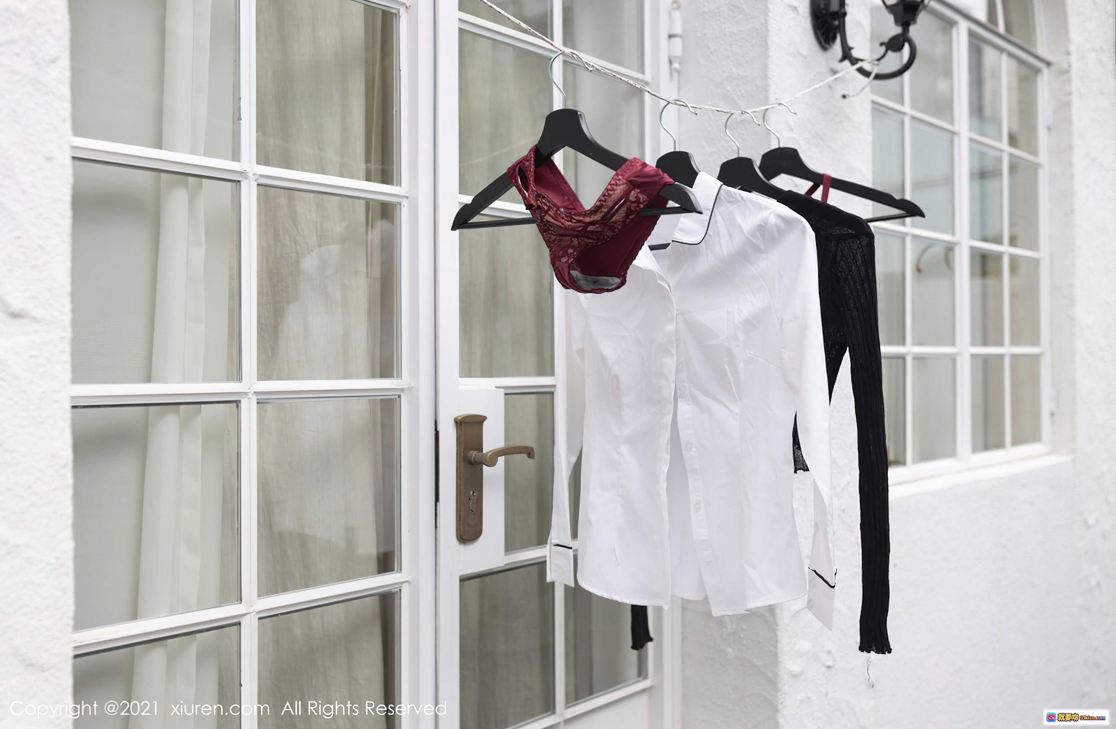 图片[1] - XIUREN秀人网2021.10.29 No.4139 鱼子酱 白衬衫黑裙红内衣 悬挂窗边时尚写真 92图879M高清图集 - 就要吻