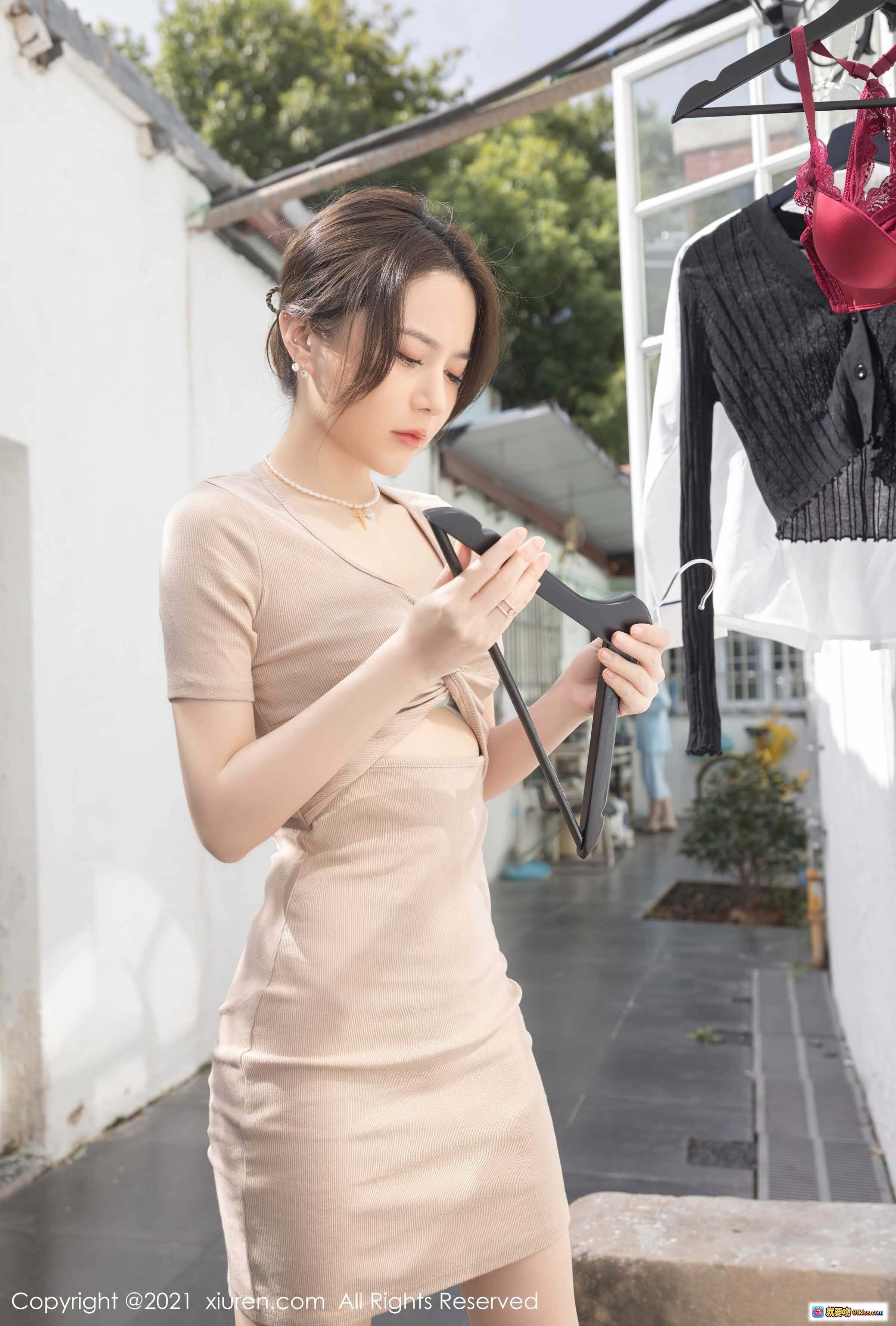 图片[10] - XIUREN秀人网2021.10.29 No.4139 鱼子酱 白衬衫黑裙红内衣 悬挂窗边时尚写真 92图879M高清图集 - 就要吻