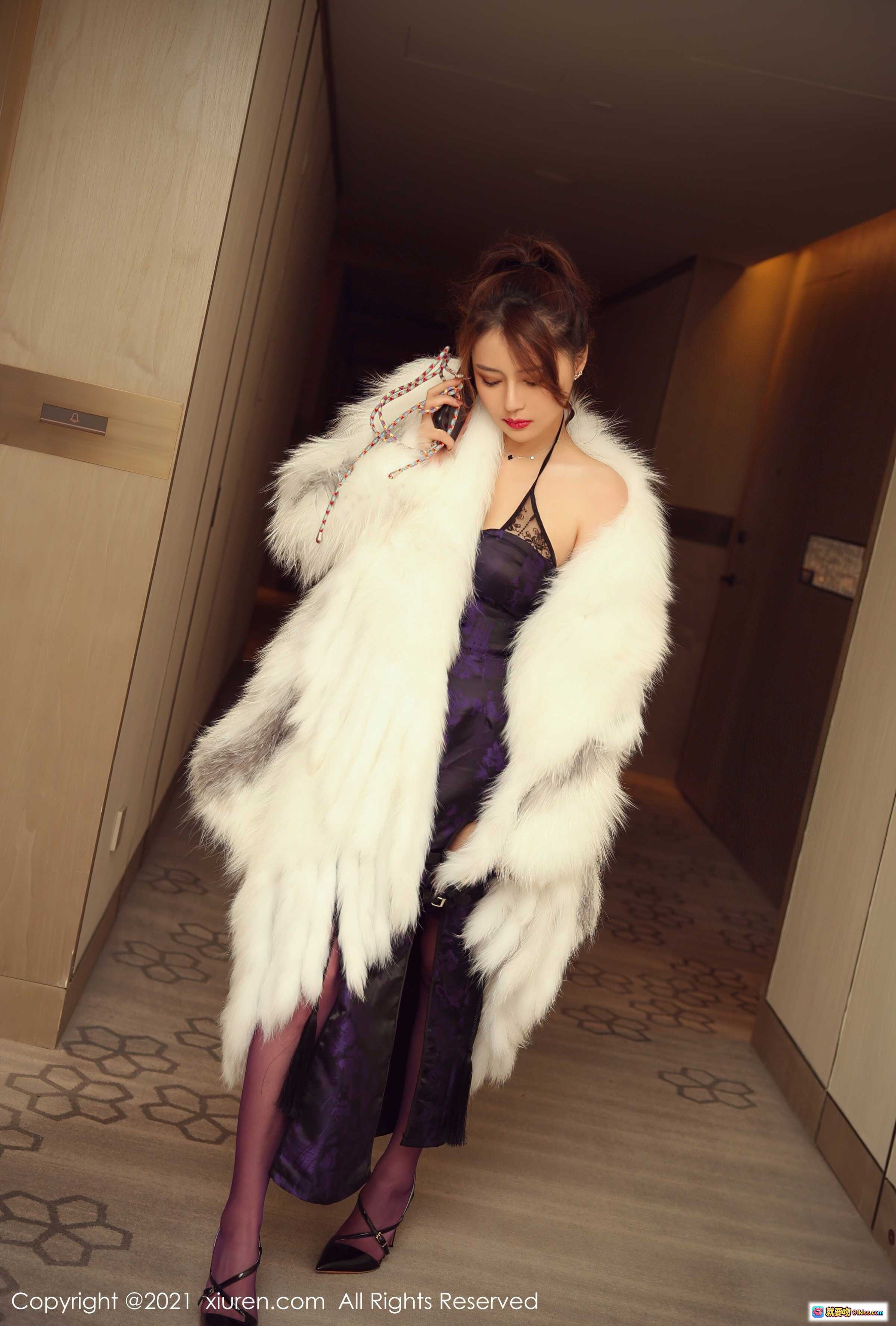 图片[1] - 凯竹姐姐紫裙白毛绒外套性感写真 – XIUREN秀人网2021.11.24 No.4260高清图集 - 就要吻