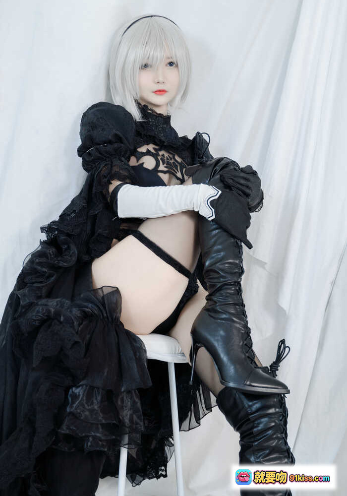 图片[1] - 51酱 NO.002 2B黑婚纱Cosplay写真 | 白发少女黑蕾丝礼服高筒靴性感坐姿摄影集 - 就要吻