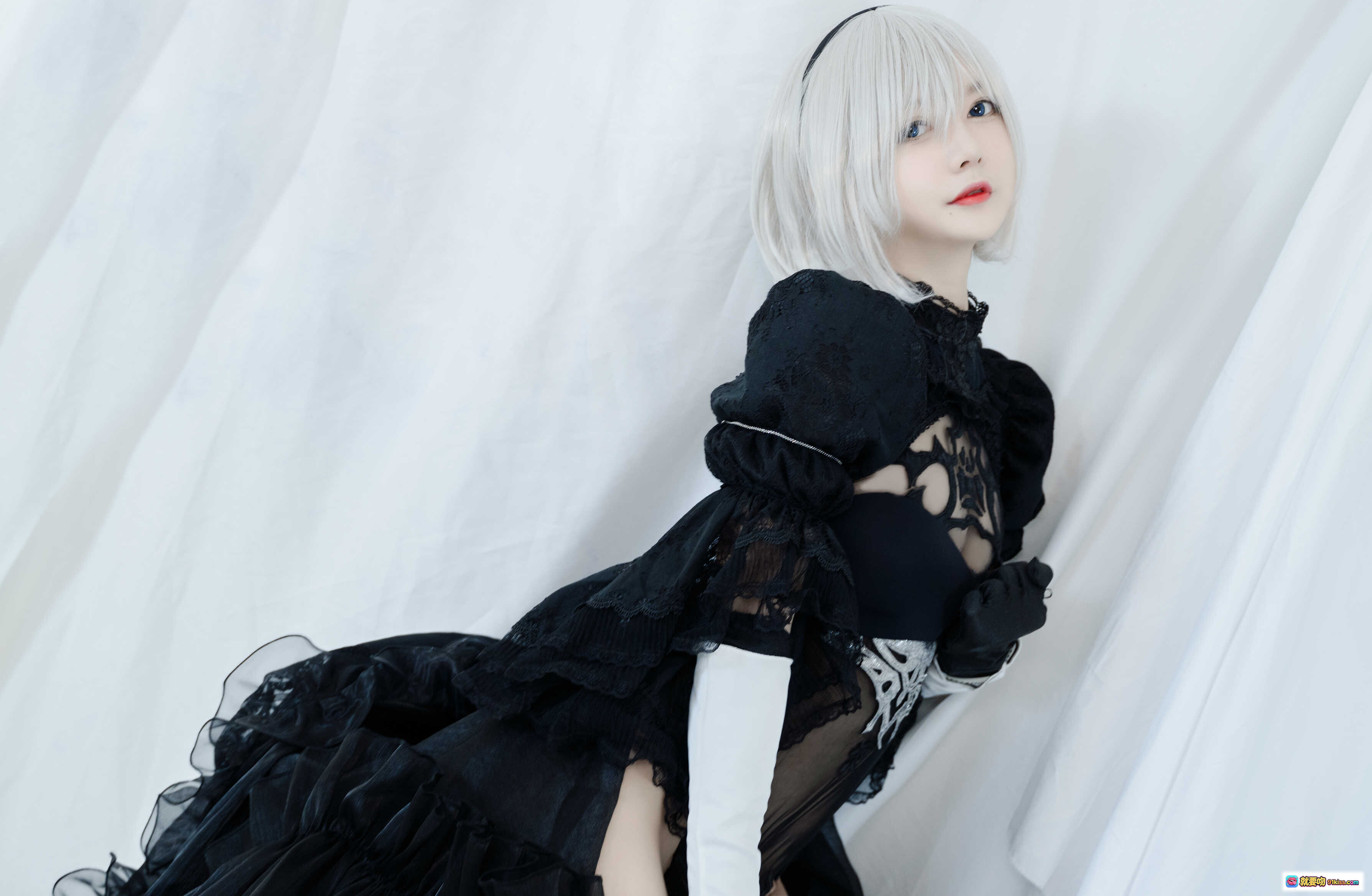 图片[7] - 51酱 NO.002 2B黑婚纱Cosplay写真 | 白发少女黑蕾丝礼服高筒靴性感坐姿摄影集 - 就要吻