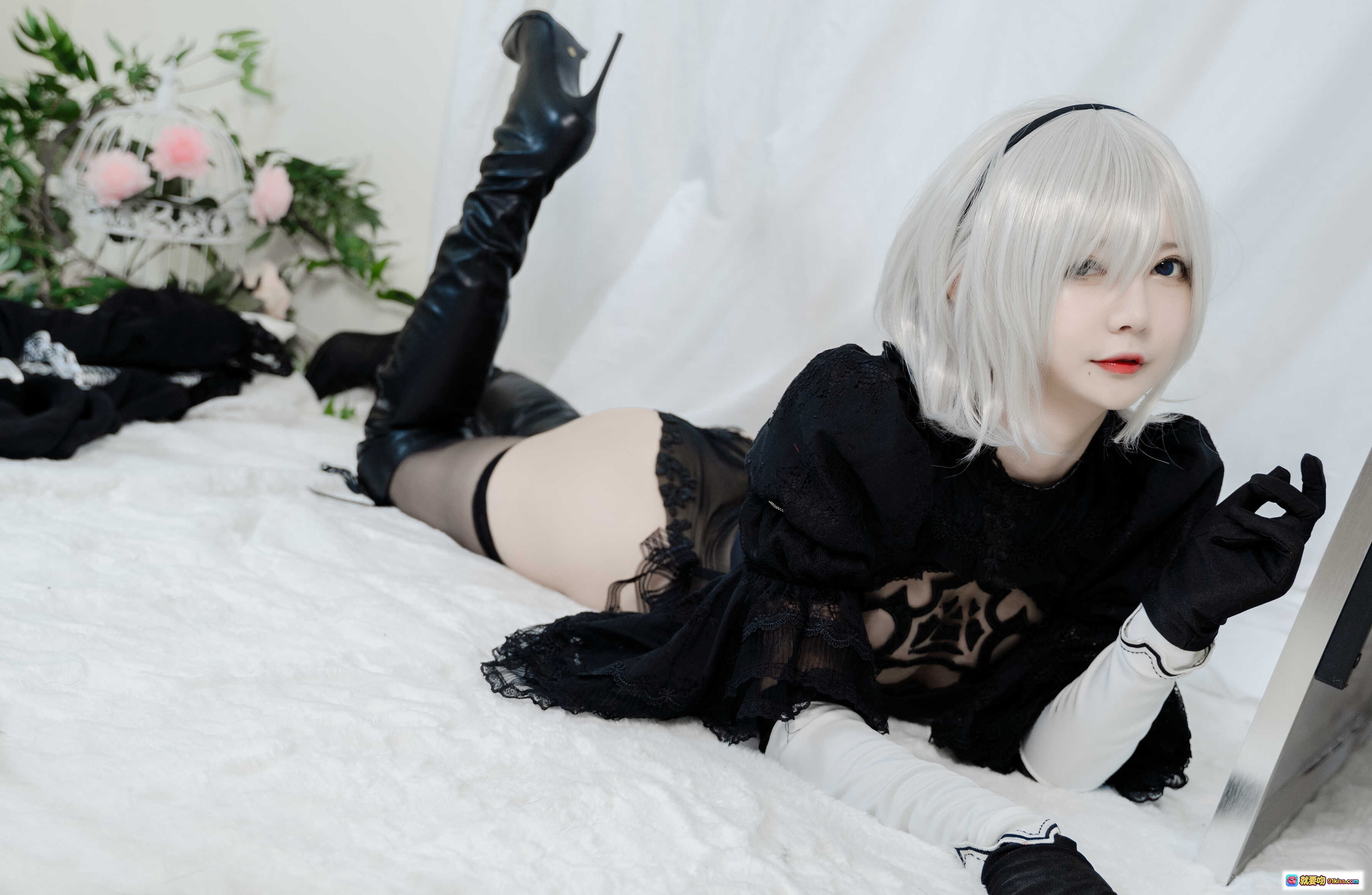 图片[3] - 51酱 NO.002 2B黑婚纱Cosplay写真 | 白发少女黑蕾丝礼服高筒靴性感坐姿摄影集 - 就要吻
