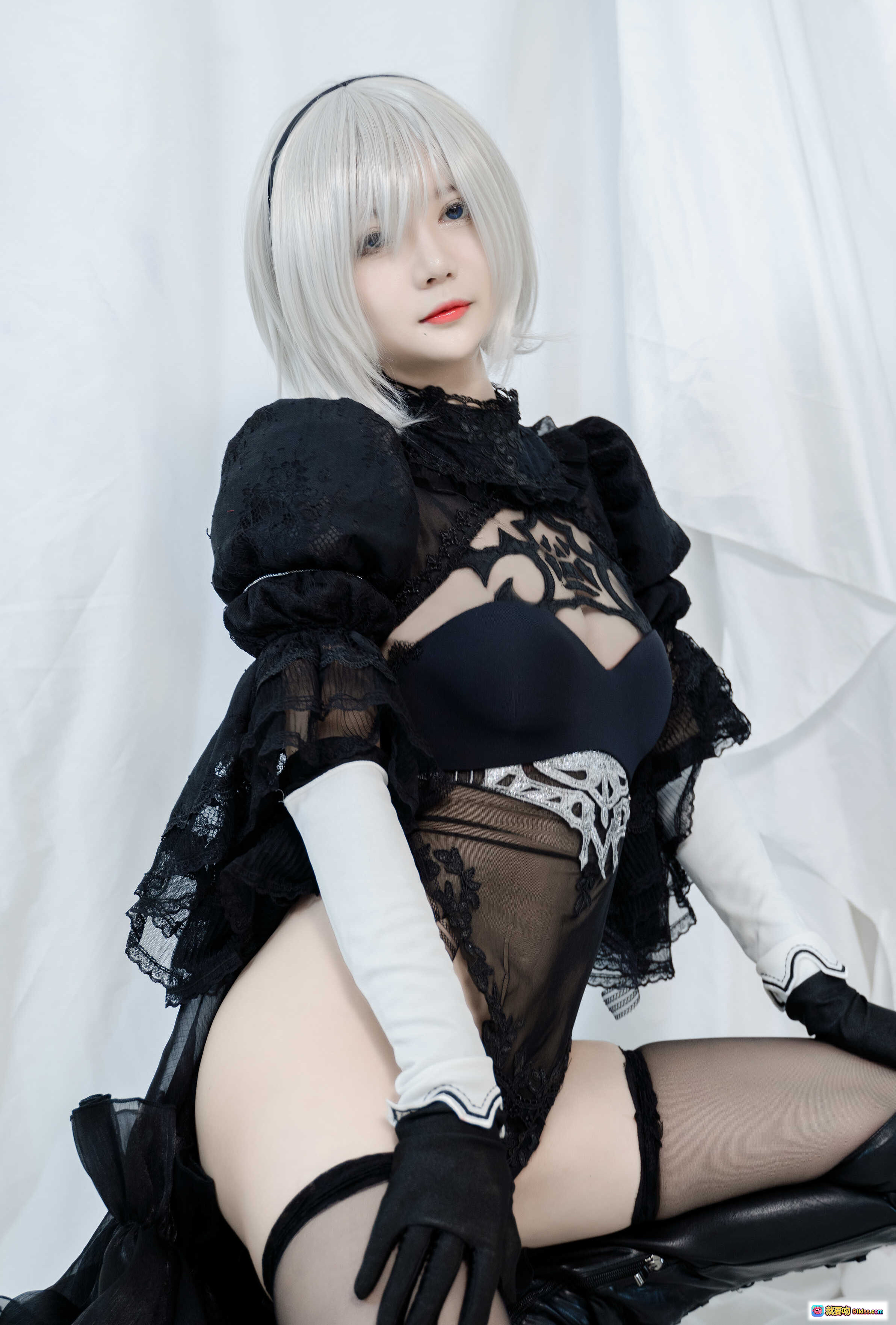 图片[8] - 51酱 NO.002 2B黑婚纱Cosplay写真 | 白发少女黑蕾丝礼服高筒靴性感坐姿摄影集 - 就要吻