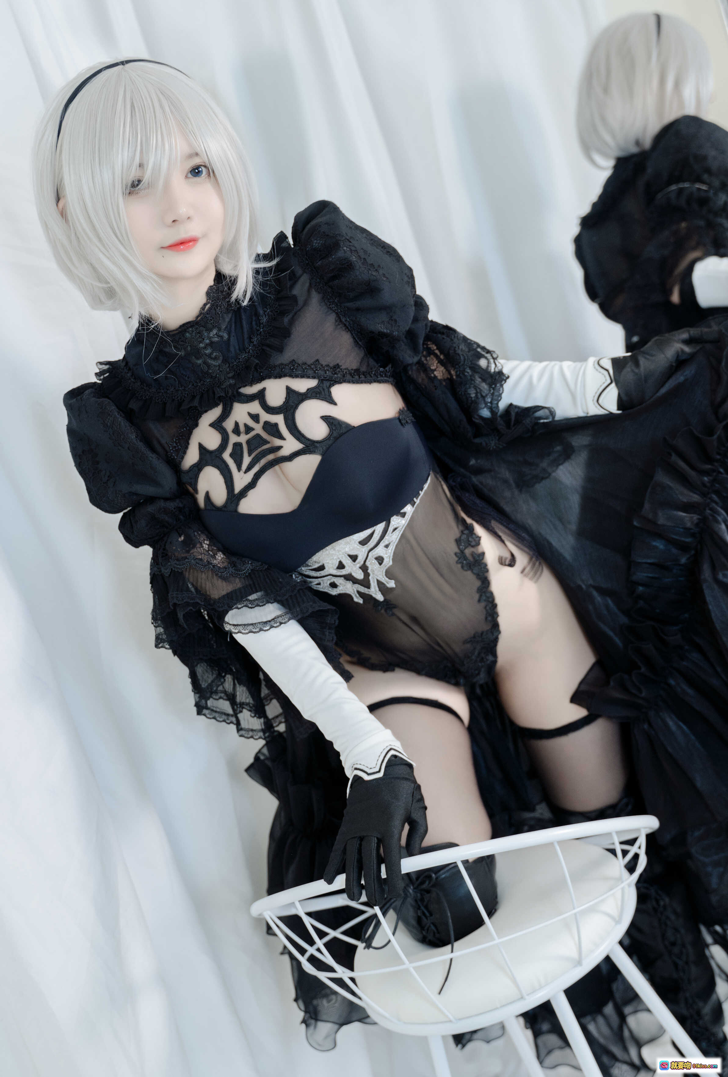 图片[10] - 51酱 NO.002 2B黑婚纱Cosplay写真 | 白发少女黑蕾丝礼服高筒靴性感坐姿摄影集 - 就要吻