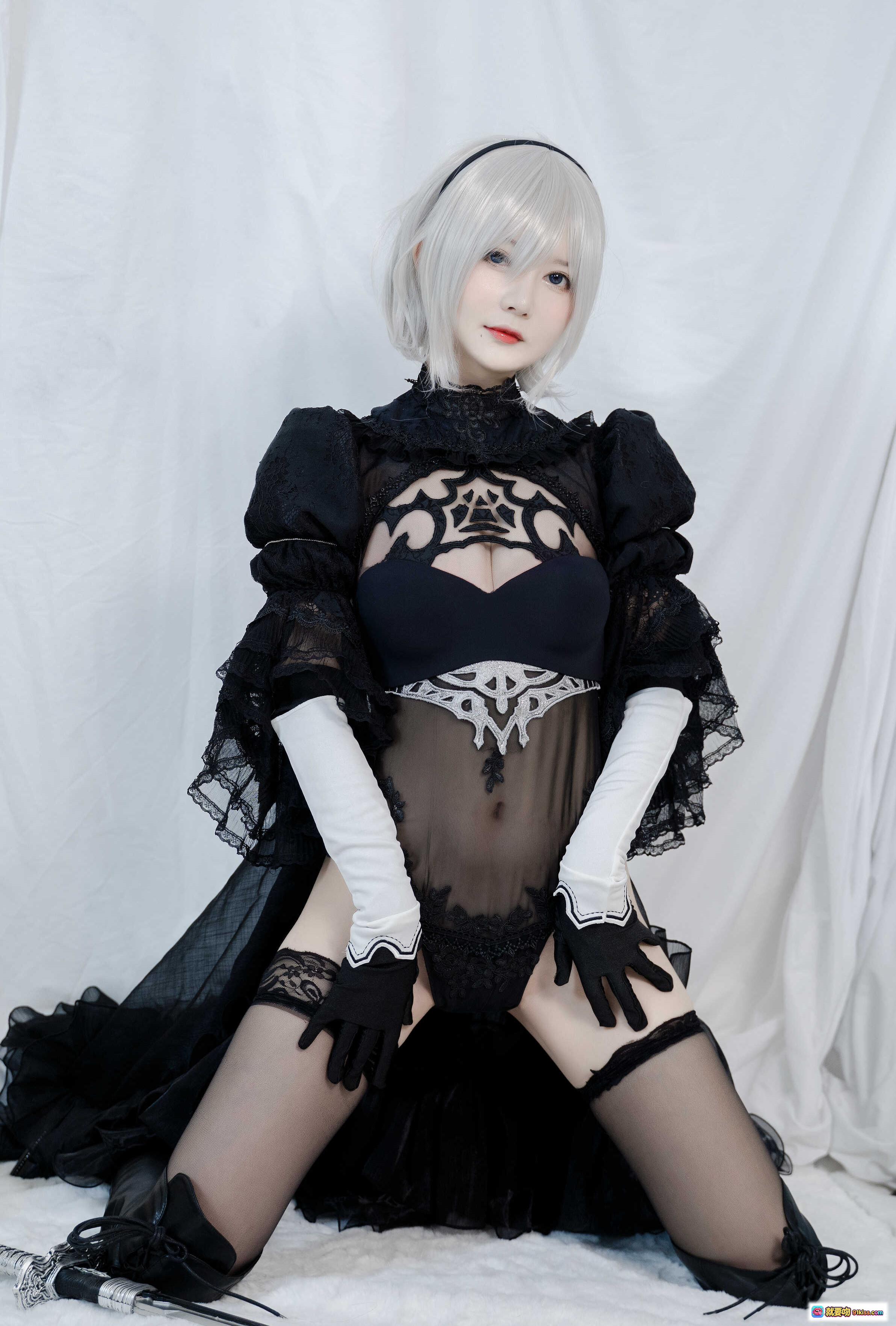 图片[2] - 51酱 NO.002 2B黑婚纱Cosplay写真 | 白发少女黑蕾丝礼服高筒靴性感坐姿摄影集 - 就要吻