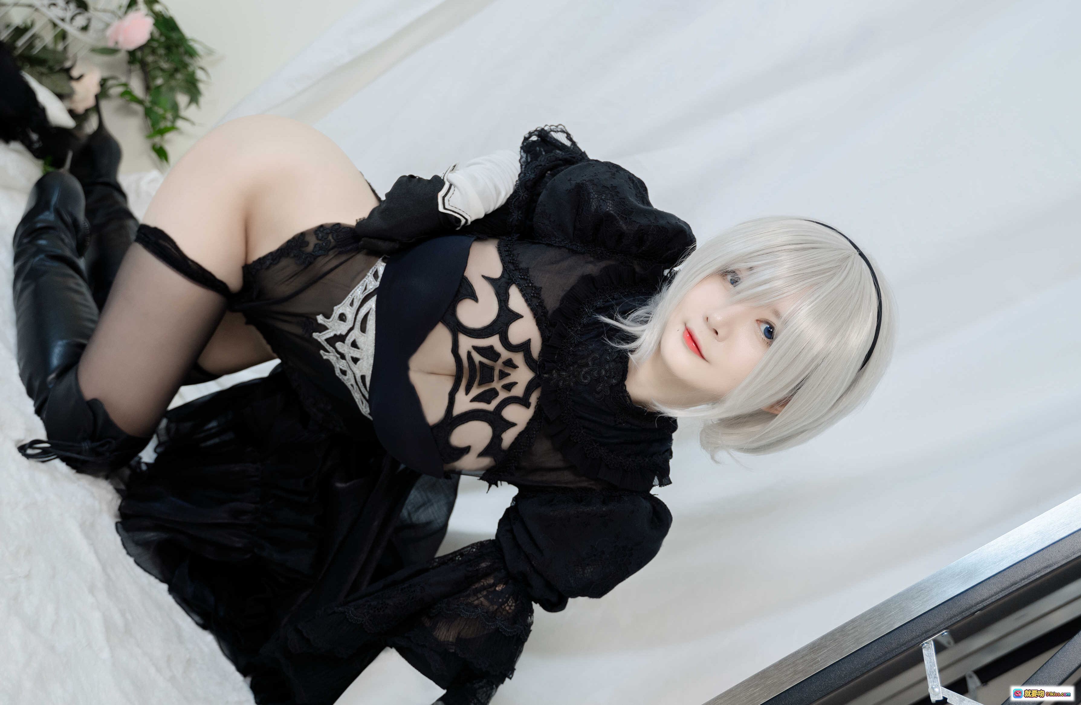 图片[5] - 51酱 NO.002 2B黑婚纱Cosplay写真 | 白发少女黑蕾丝礼服高筒靴性感坐姿摄影集 - 就要吻