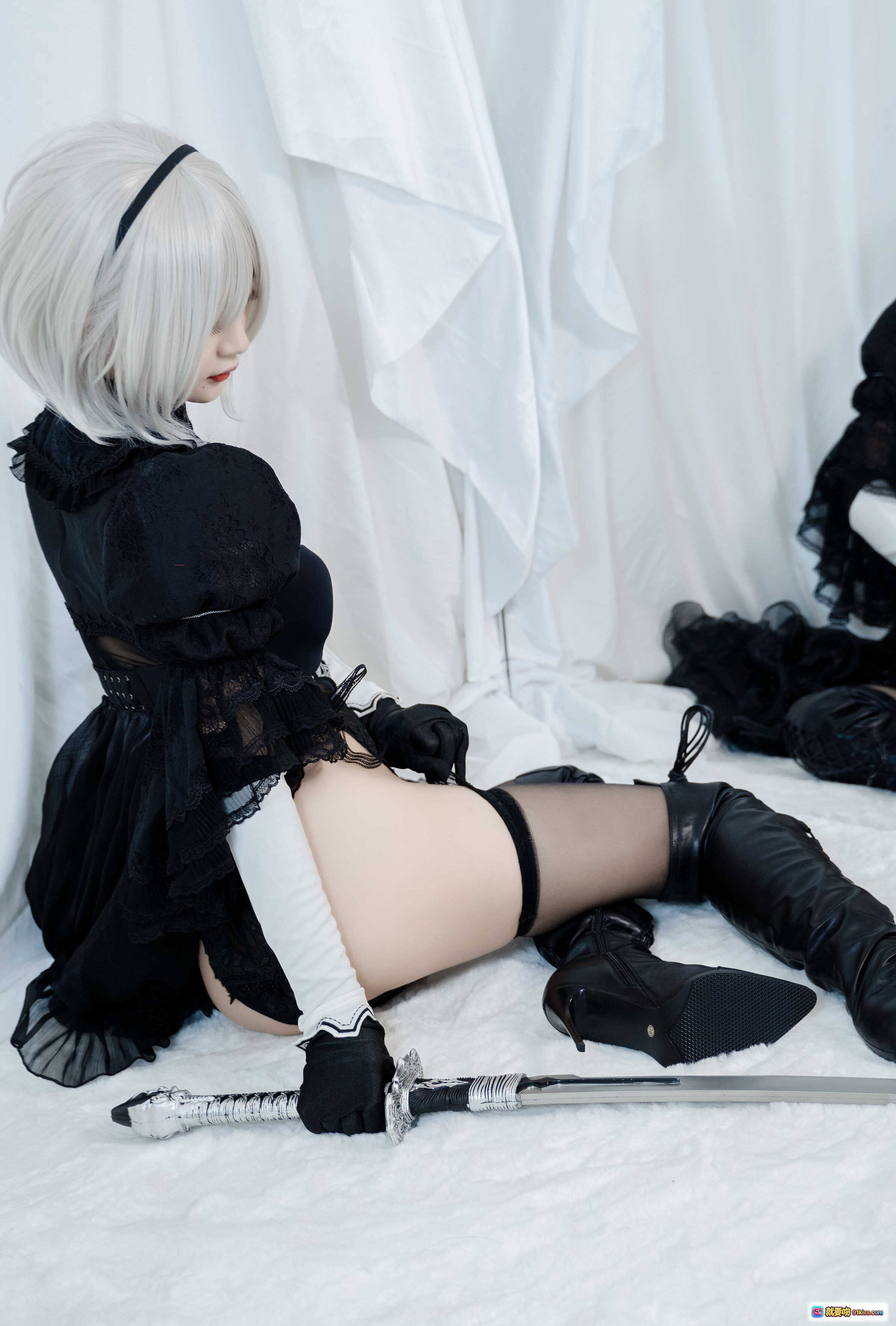 图片[9] - 51酱 NO.002 2B黑婚纱Cosplay写真 | 白发少女黑蕾丝礼服高筒靴性感坐姿摄影集 - 就要吻
