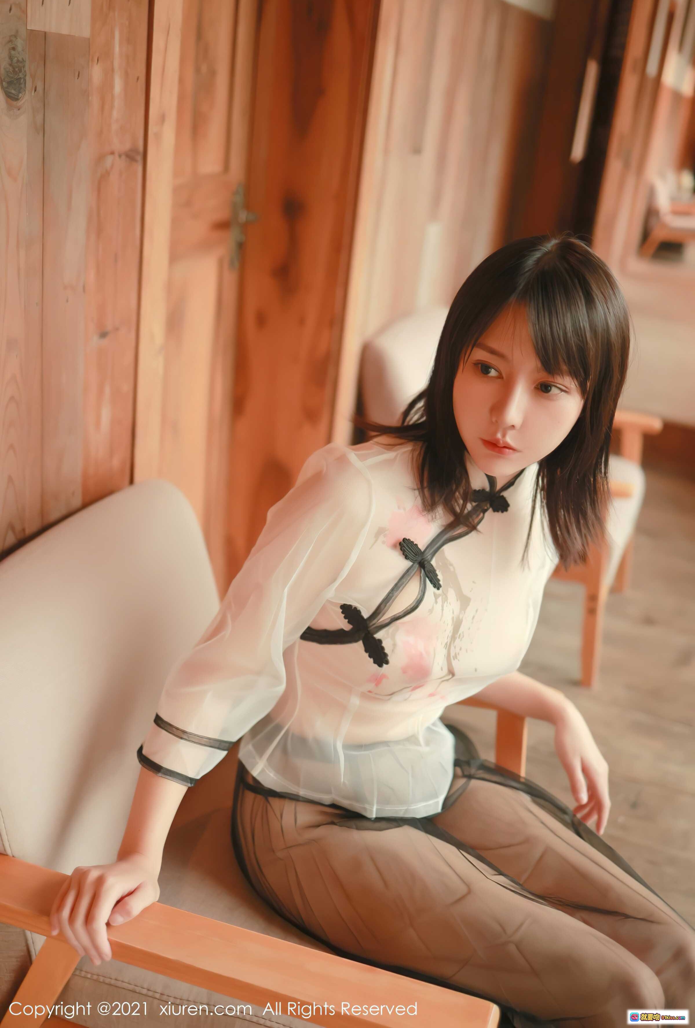 图片[3] - 韩希蕾旗袍写真 | 透明薄纱上衣+黑色丝袜美腿 | 木质走廊复古风私房摄影 | XIUREN秀人网2021.11.18 No.4234 - 就要吻