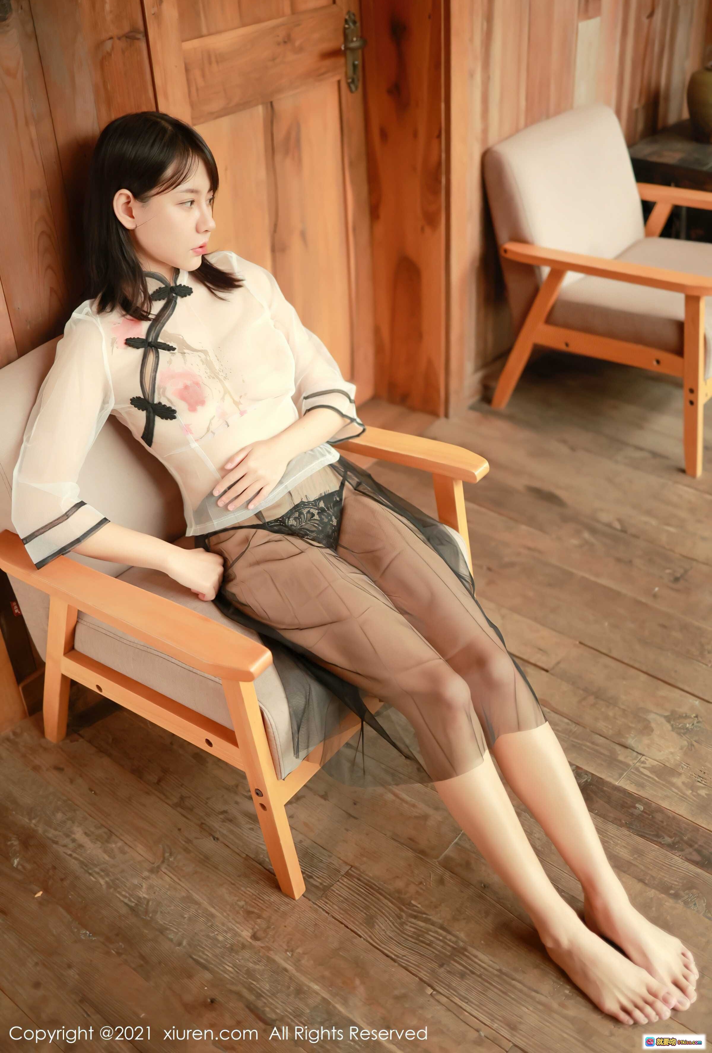 图片[7] - 韩希蕾旗袍写真 | 透明薄纱上衣+黑色丝袜美腿 | 木质走廊复古风私房摄影 | XIUREN秀人网2021.11.18 No.4234 - 就要吻