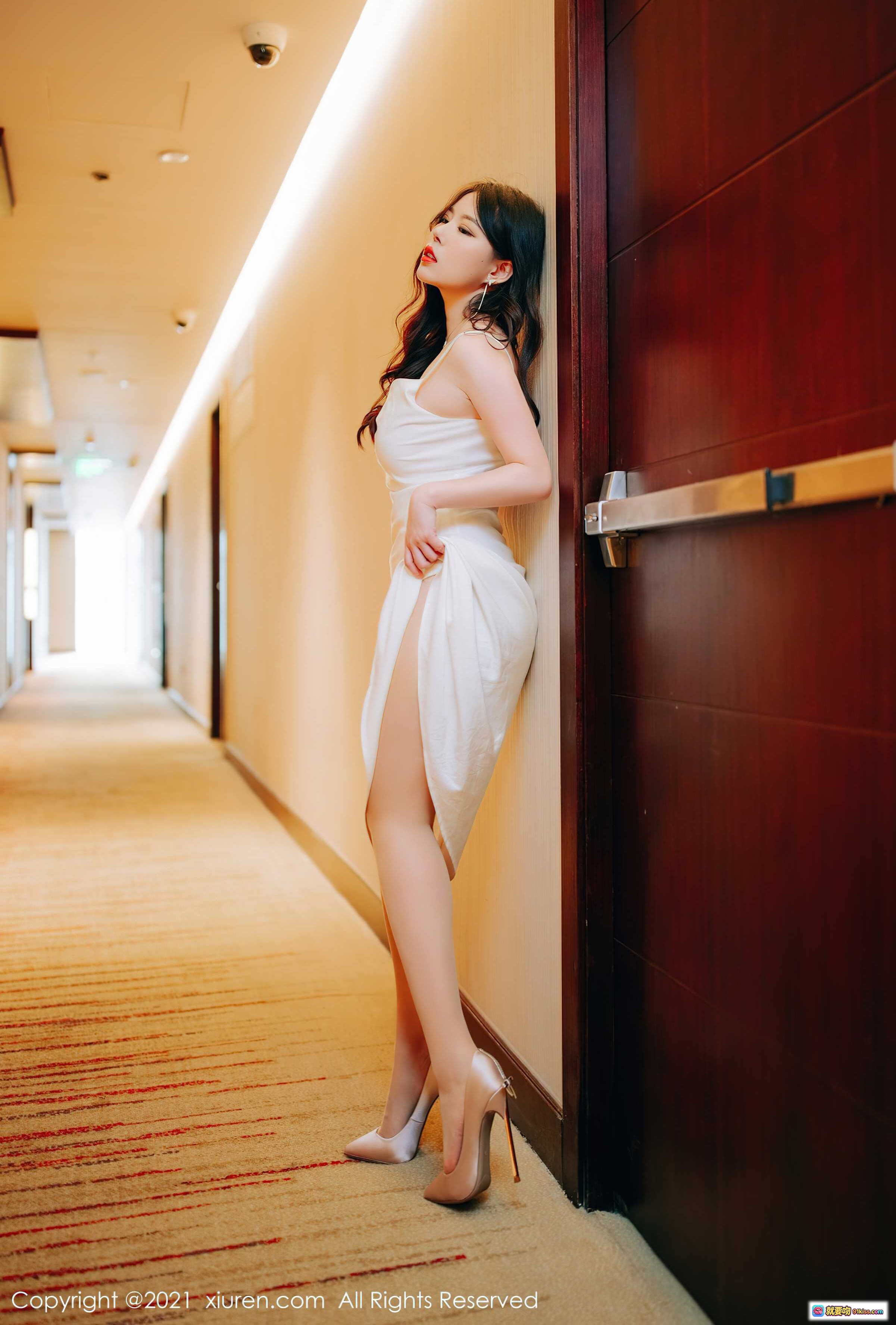 图片[2] - 白茹雪酒店走廊写真｜白色吊带裙高开叉美腿｜性感优雅姿态｜XIUREN秀人网2021.11.22 No.4246 - 就要吻