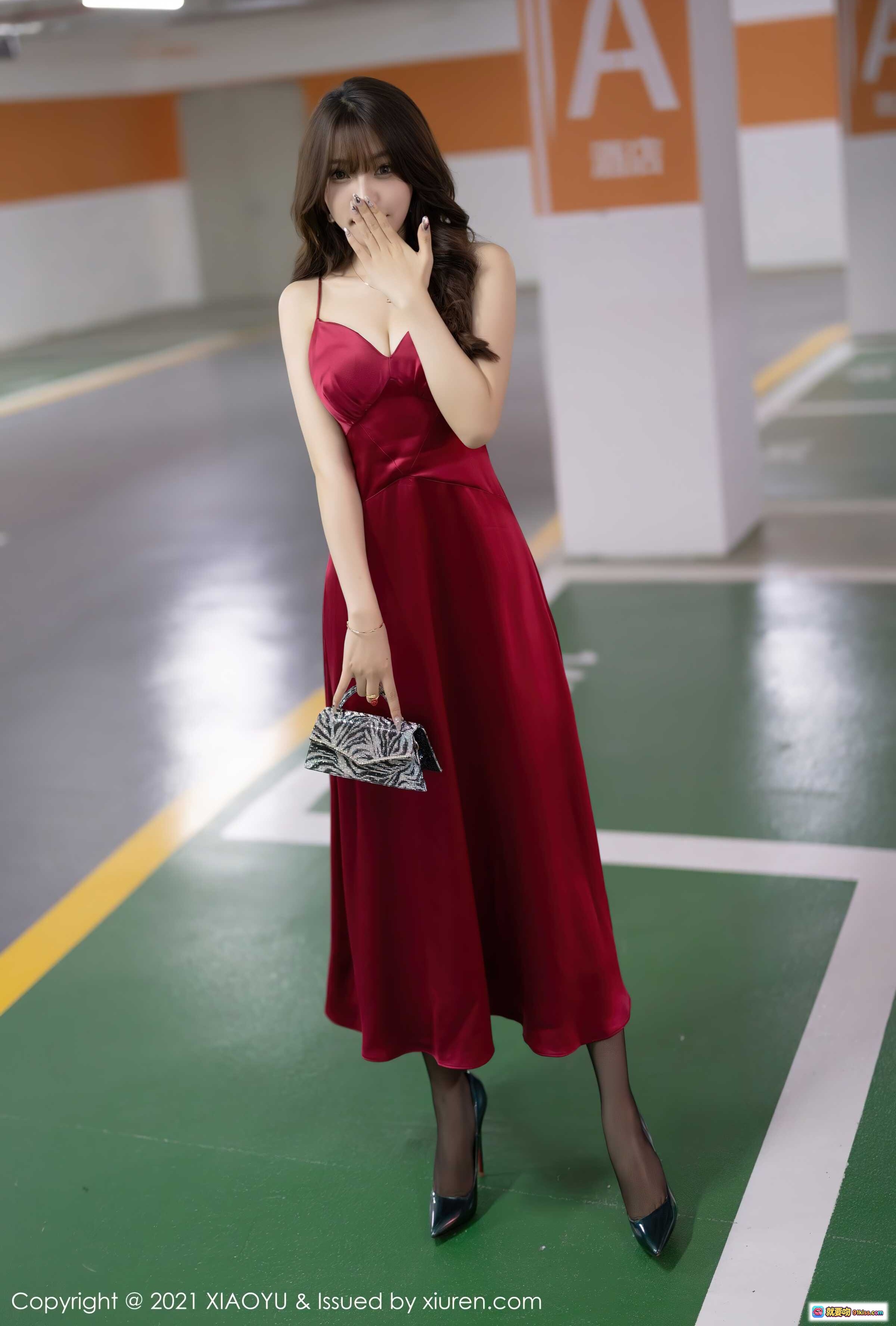 图片[3] - 红裙美女芝芝停车场写真｜丝滑吊带长裙+高跟鞋+手拿包｜XIAOYU Vol.654优雅性感大片 - 就要吻