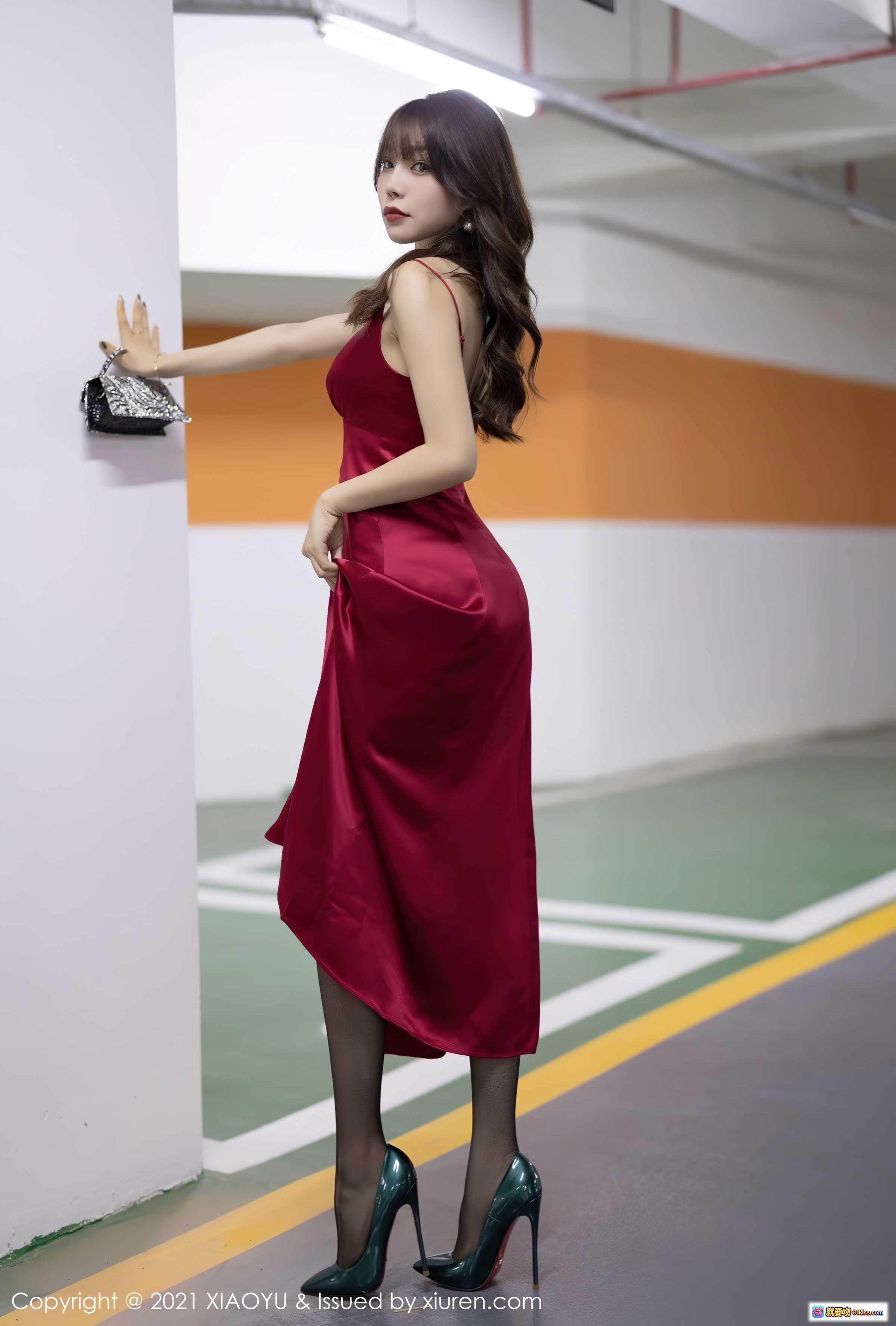 图片[6] - 红裙美女芝芝停车场写真｜丝滑吊带长裙+高跟鞋+手拿包｜XIAOYU Vol.654优雅性感大片 - 就要吻