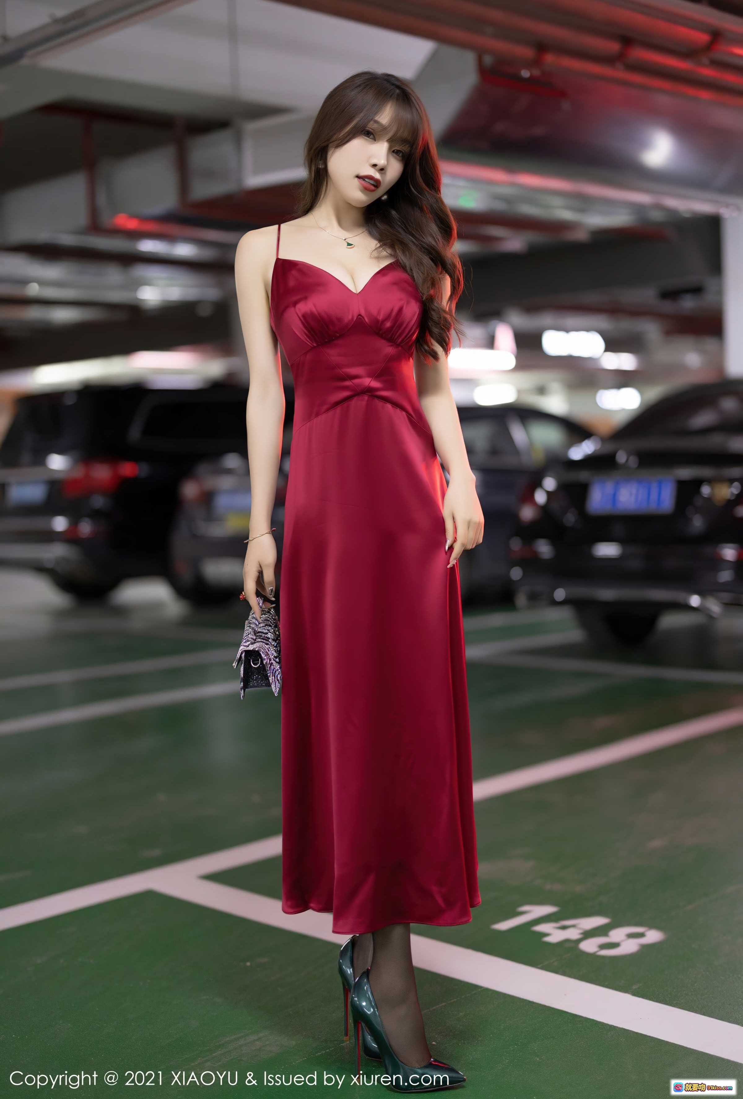 图片[5] - 红裙美女芝芝停车场写真｜丝滑吊带长裙+高跟鞋+手拿包｜XIAOYU Vol.654优雅性感大片 - 就要吻